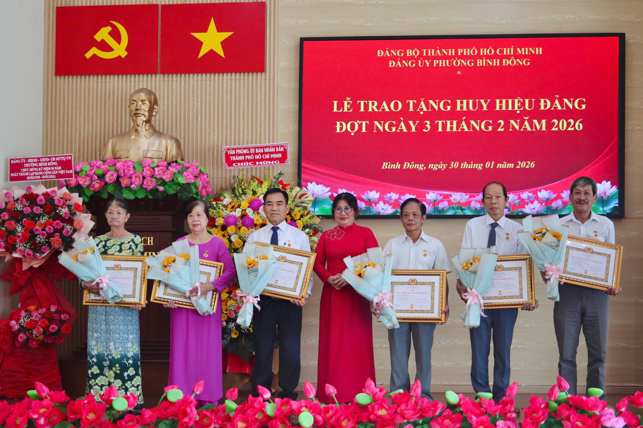 TPHCM: Trao Huy hiệu Đảng cho 29 đảng viên phường Bình Đông - Ảnh 3.