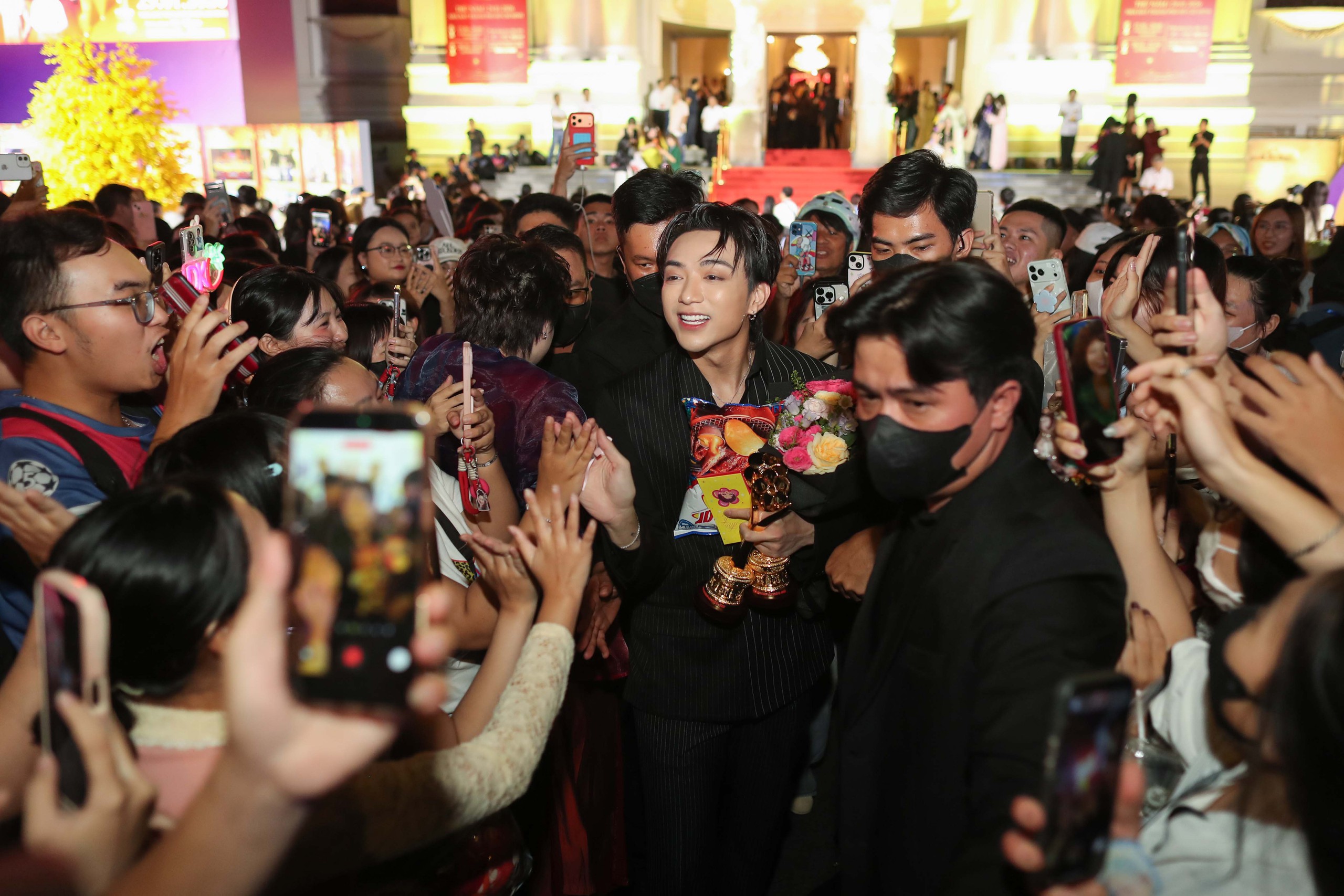 Khoảnh khắc chung vui trong v&ograve;ng tay người h&acirc;m mộ tại Lễ trao giải Mai V&agrave;ng lần thứ 31 - Ảnh 13.