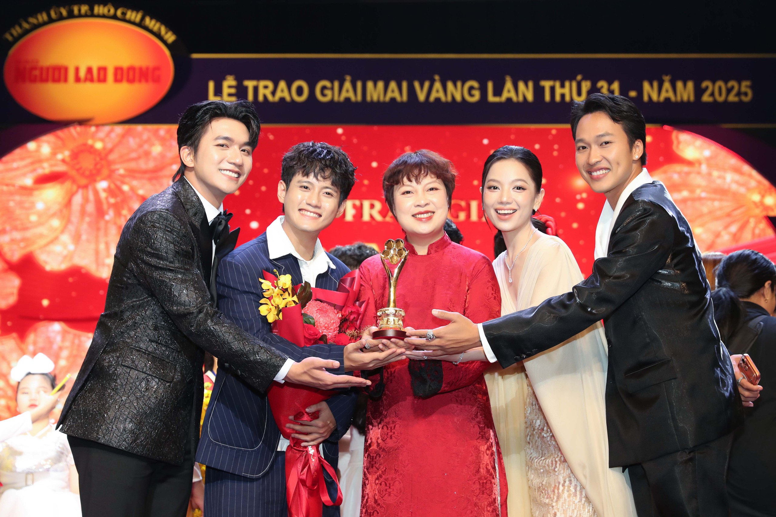 Khoảnh khắc chung vui trong v&ograve;ng tay người h&acirc;m mộ tại Lễ trao giải Mai V&agrave;ng lần thứ 31 - Ảnh 10.