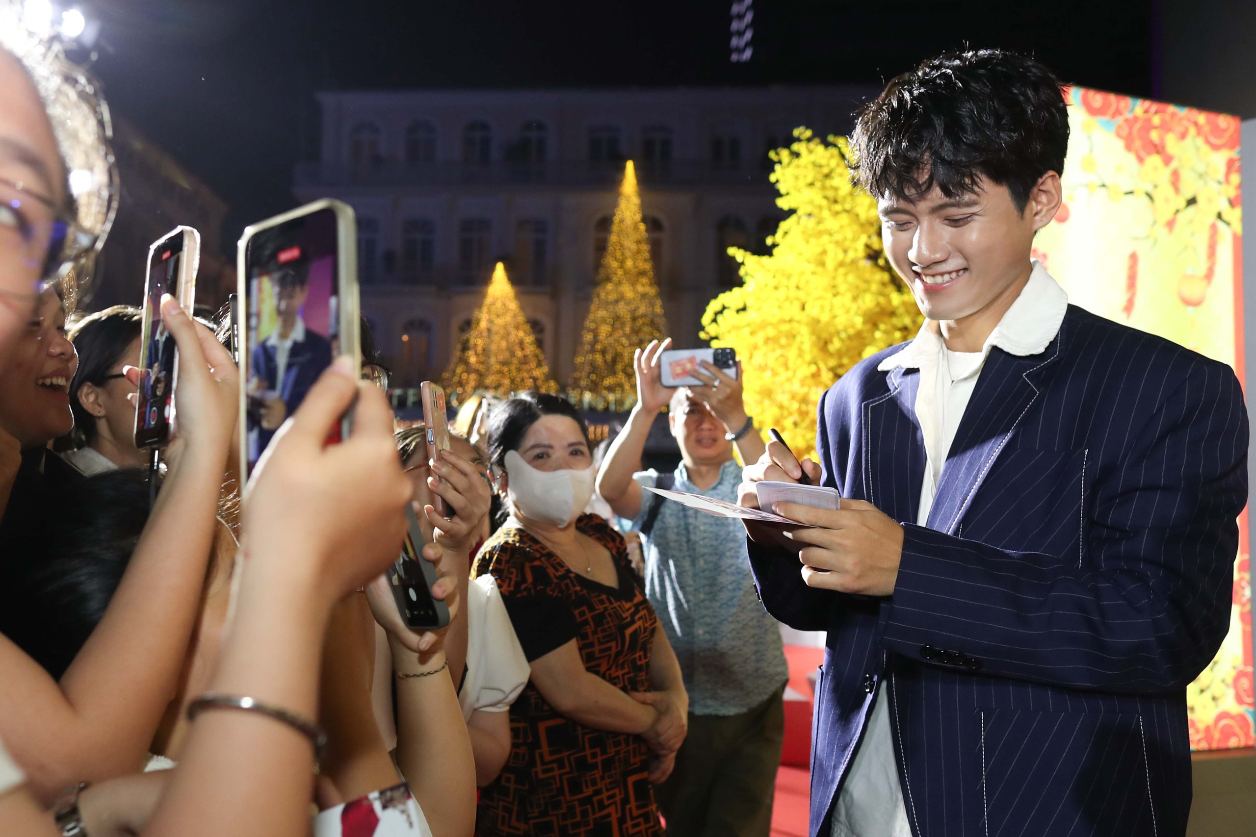 Khoảnh khắc chung vui trong v&ograve;ng tay người h&acirc;m mộ tại Lễ trao giải Mai V&agrave;ng lần thứ 31 - Ảnh 15.