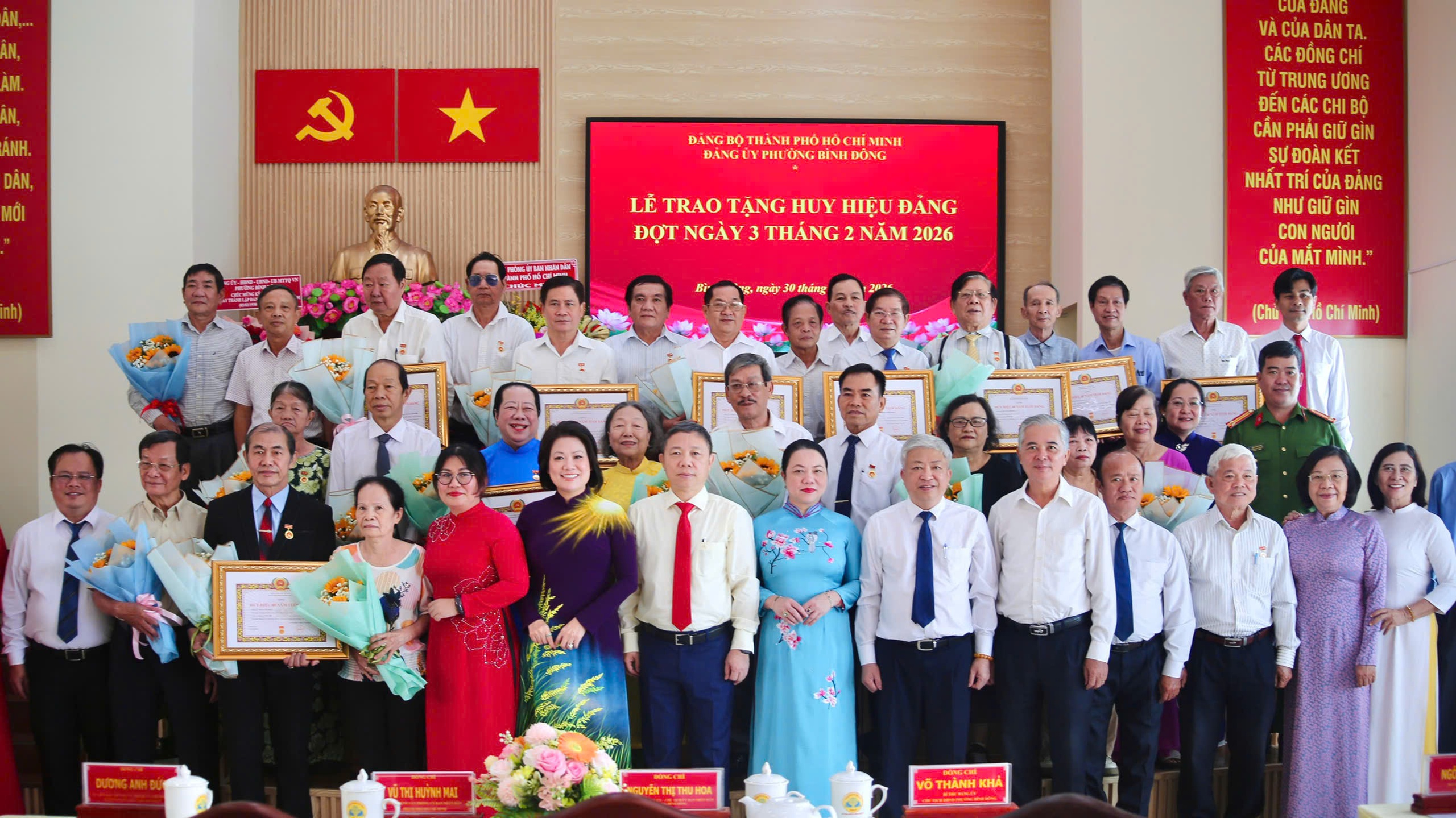 TPHCM: Trao Huy hiệu Đảng cho 29 đảng viên phường Bình Đông - Ảnh 5.