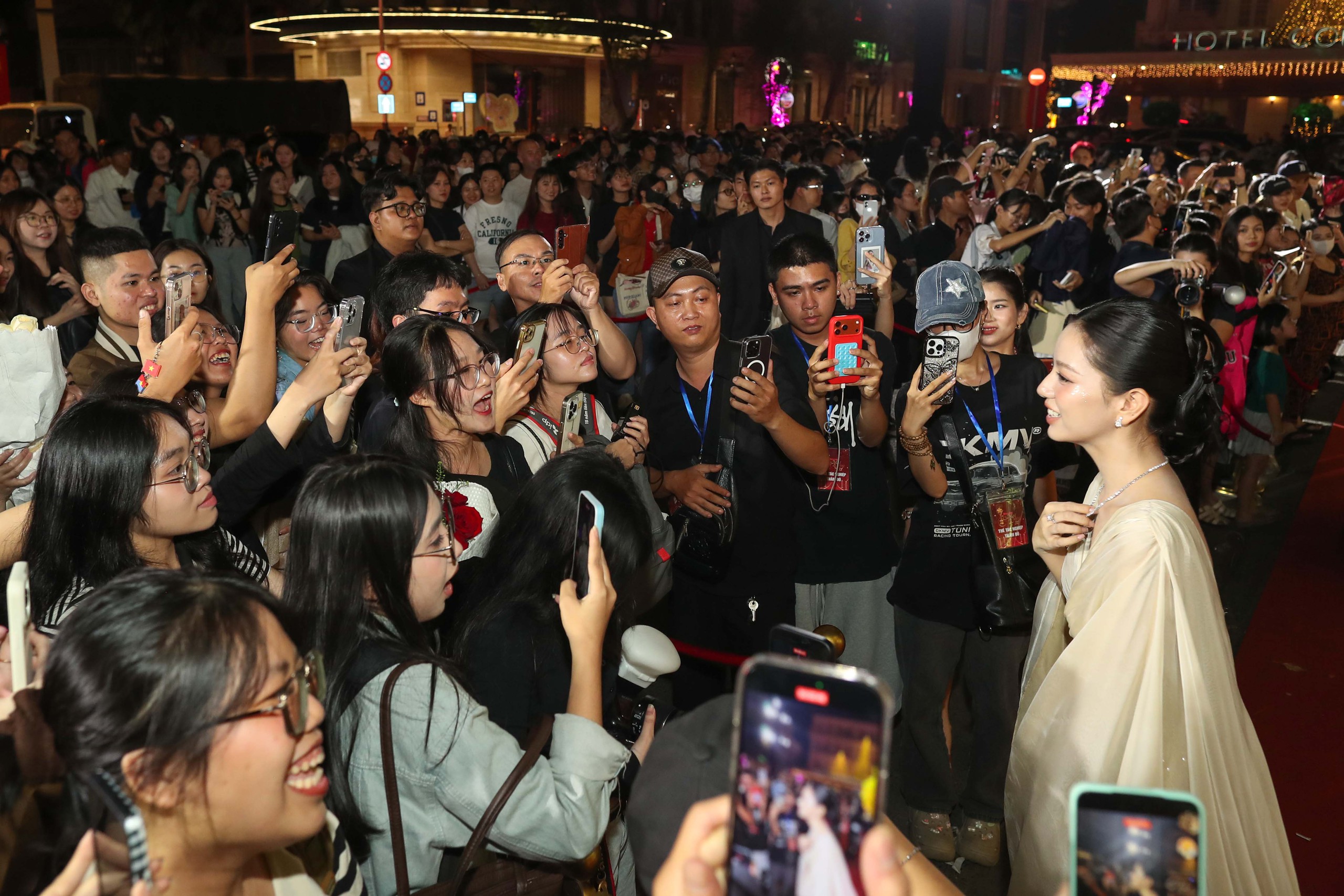 Khoảnh khắc chung vui trong v&ograve;ng tay người h&acirc;m mộ tại Lễ trao giải Mai V&agrave;ng lần thứ 31 - Ảnh 14.