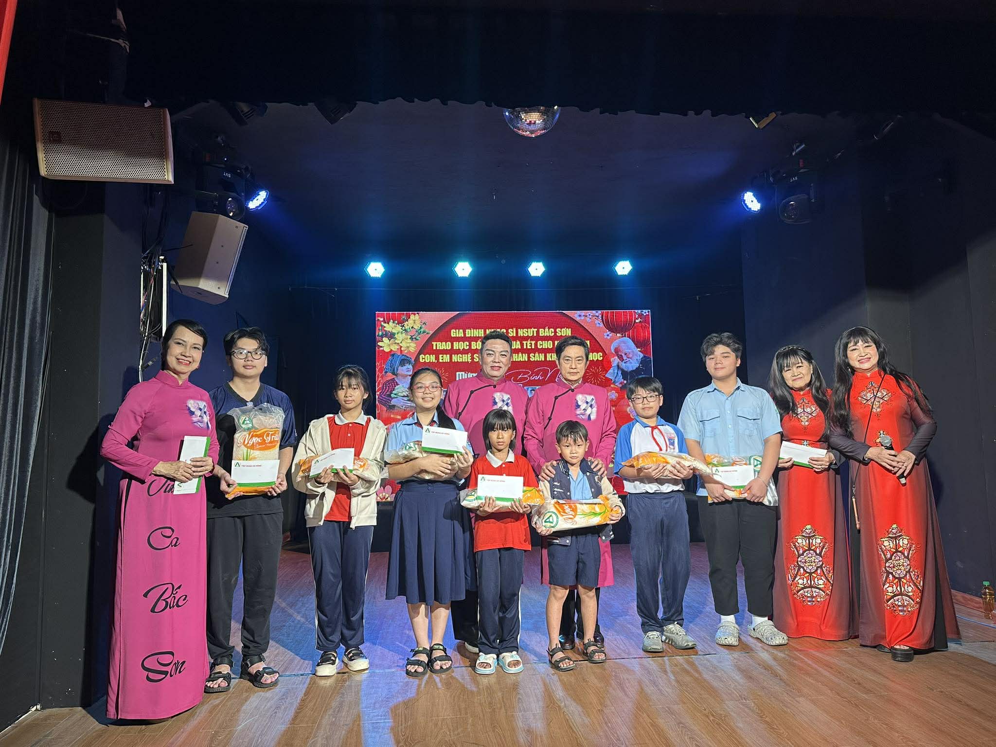 Ca sĩ Bích Thủy, Hạ Châu trao học bổng Bắc Sơn trong niềm hạnh phúc nhớ đến cha - Ảnh 2.