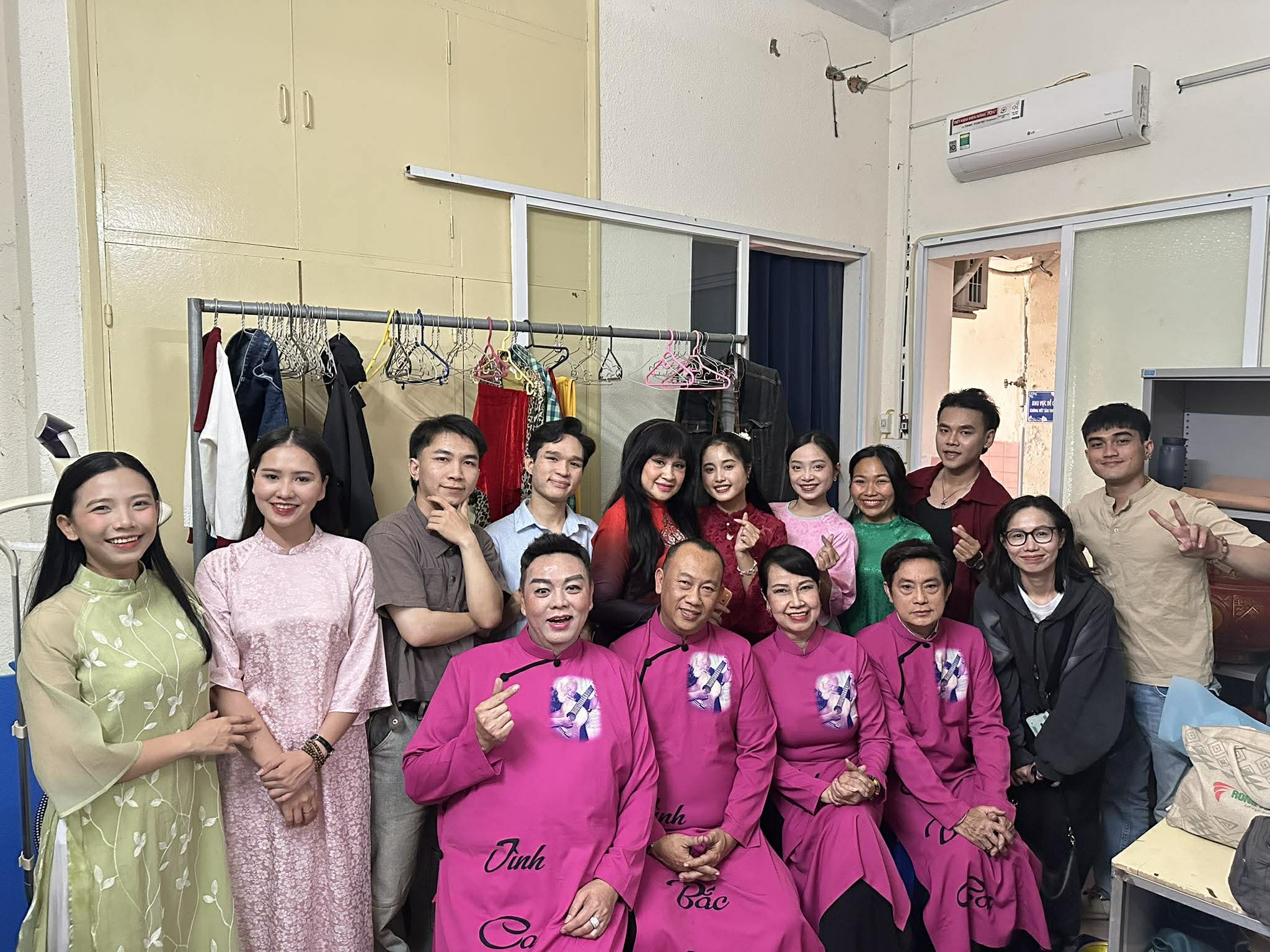 Ca sĩ Bích Thủy, Hạ Châu trao học bổng Bắc Sơn trong niềm hạnh phúc nhớ đến cha - Ảnh 4.