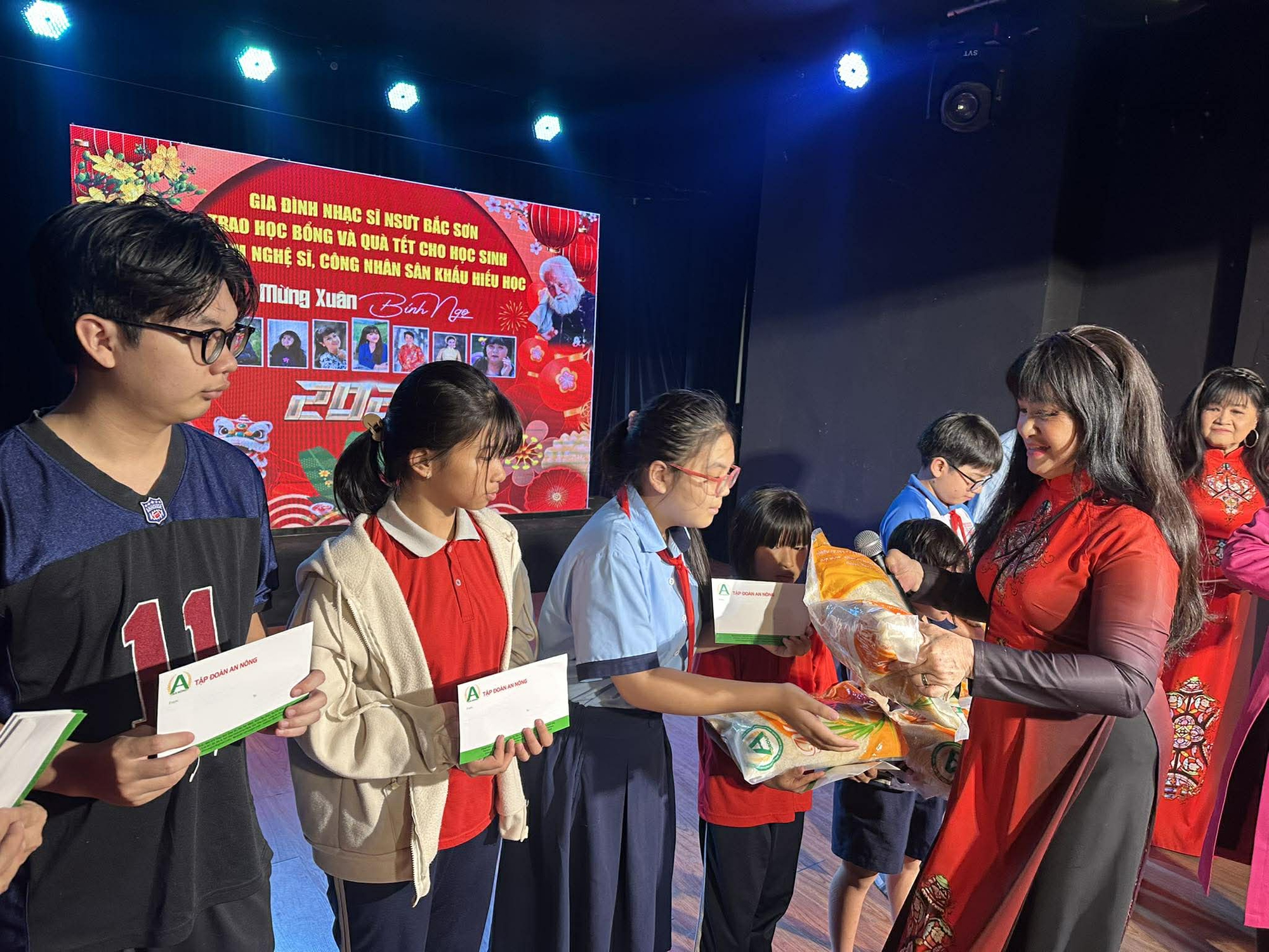 Ca sĩ Bích Thủy, Hạ Châu trao học bổng Bắc Sơn trong niềm hạnh phúc nhớ đến cha - Ảnh 1.