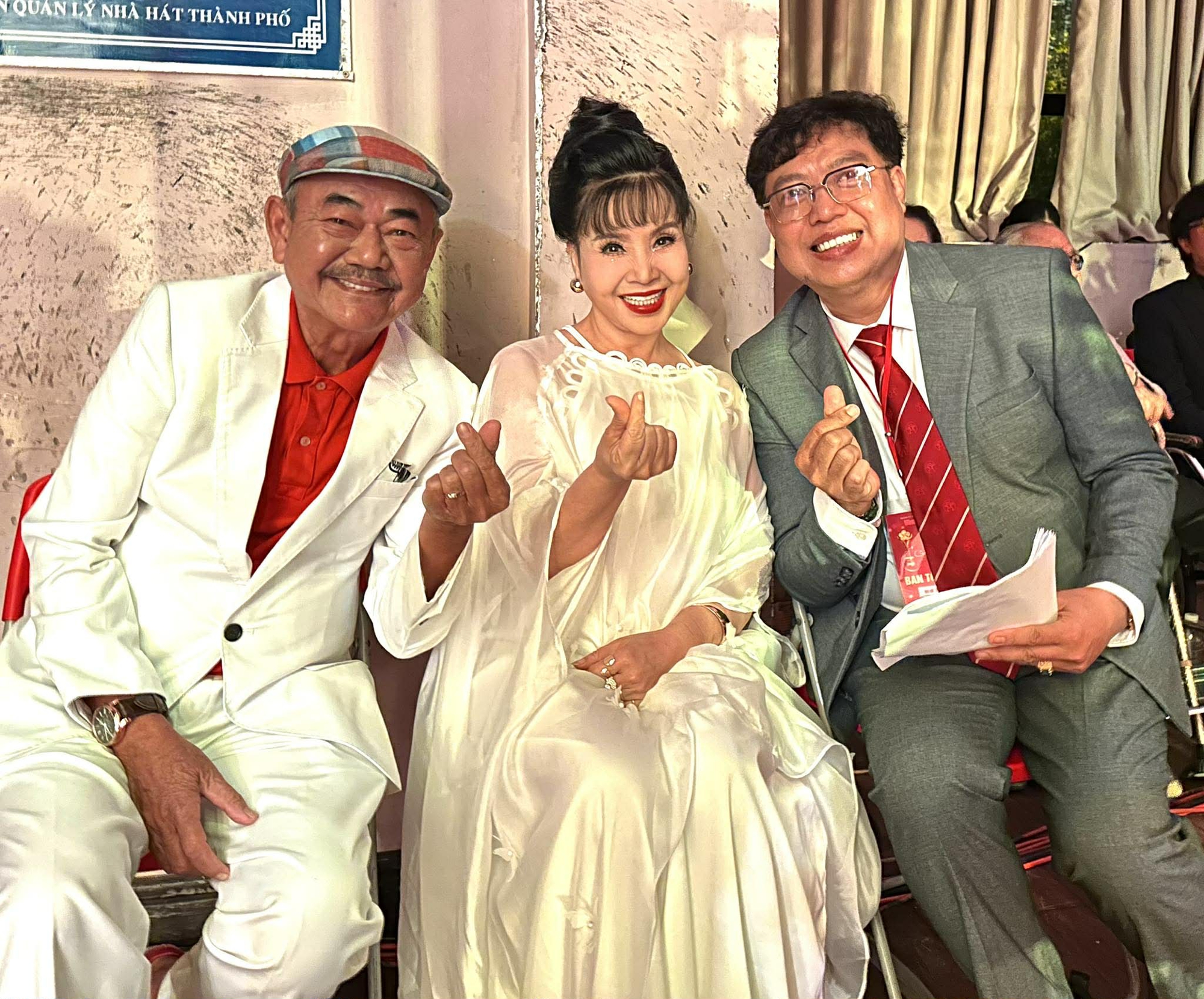 NSND Lan Hương vỡ òa hạnh phúc khi gặp lại các đồng nghiệp tại Mai Vàng 31 -2025 - Ảnh 1.