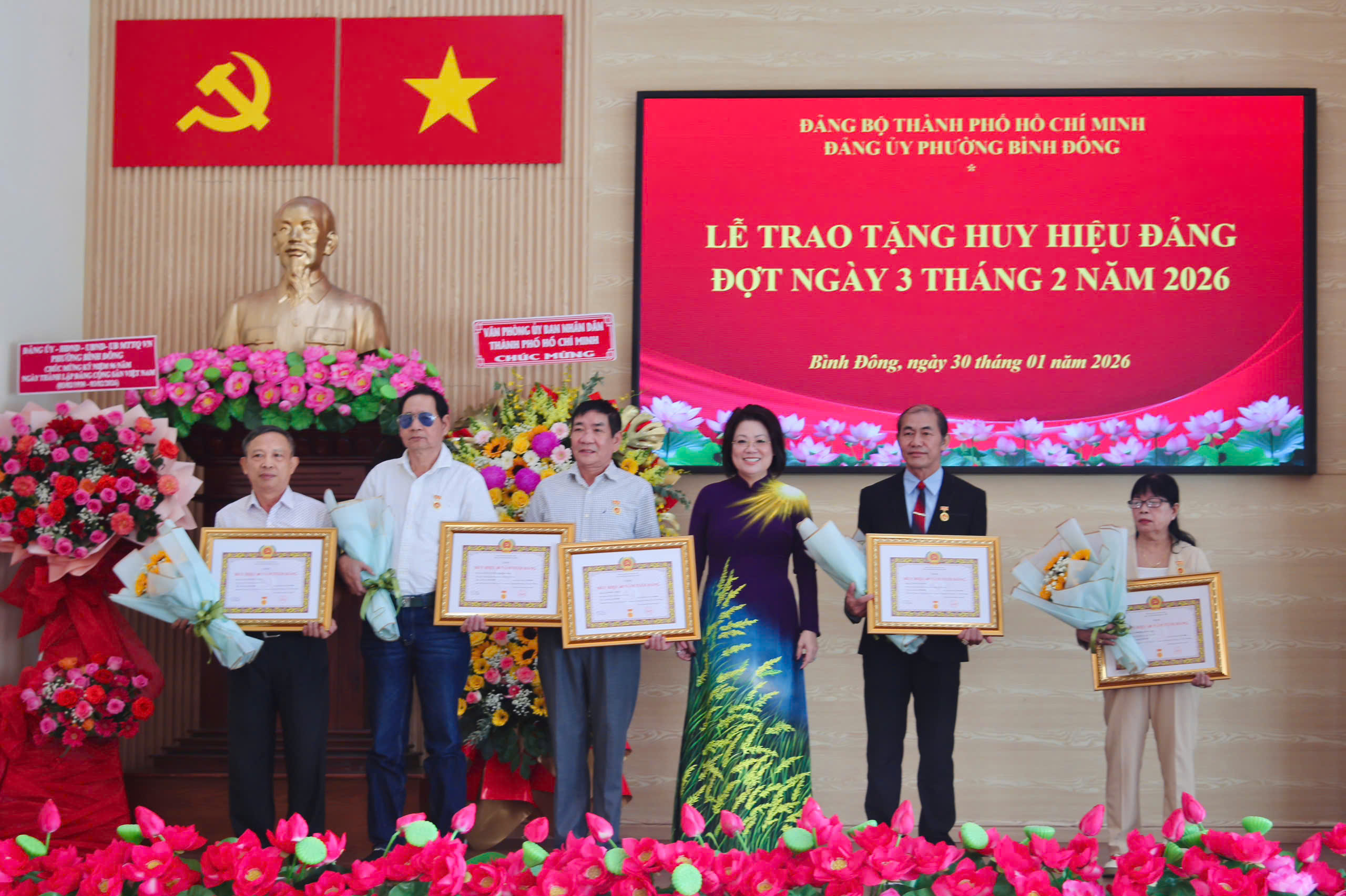 TPHCM: Trao Huy hiệu Đảng cho 29 đảng viên phường Bình Đông - Ảnh 4.