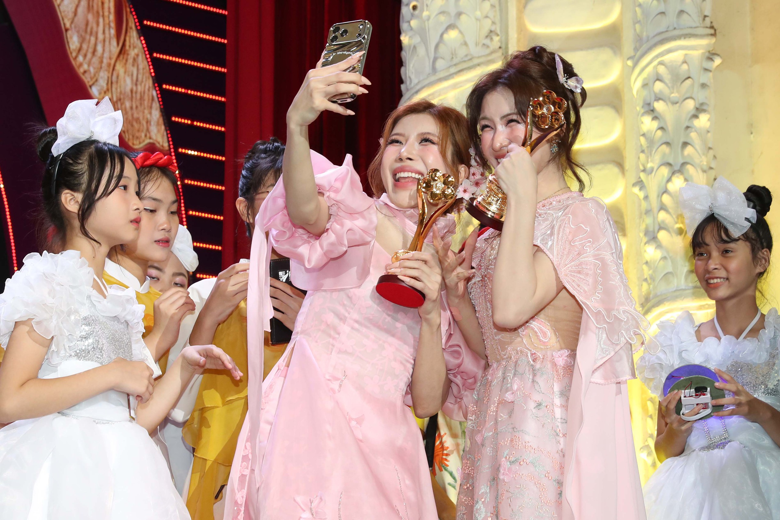 Khoảnh khắc chung vui trong v&ograve;ng tay người h&acirc;m mộ tại Lễ trao giải Mai V&agrave;ng lần thứ 31 - Ảnh 9.