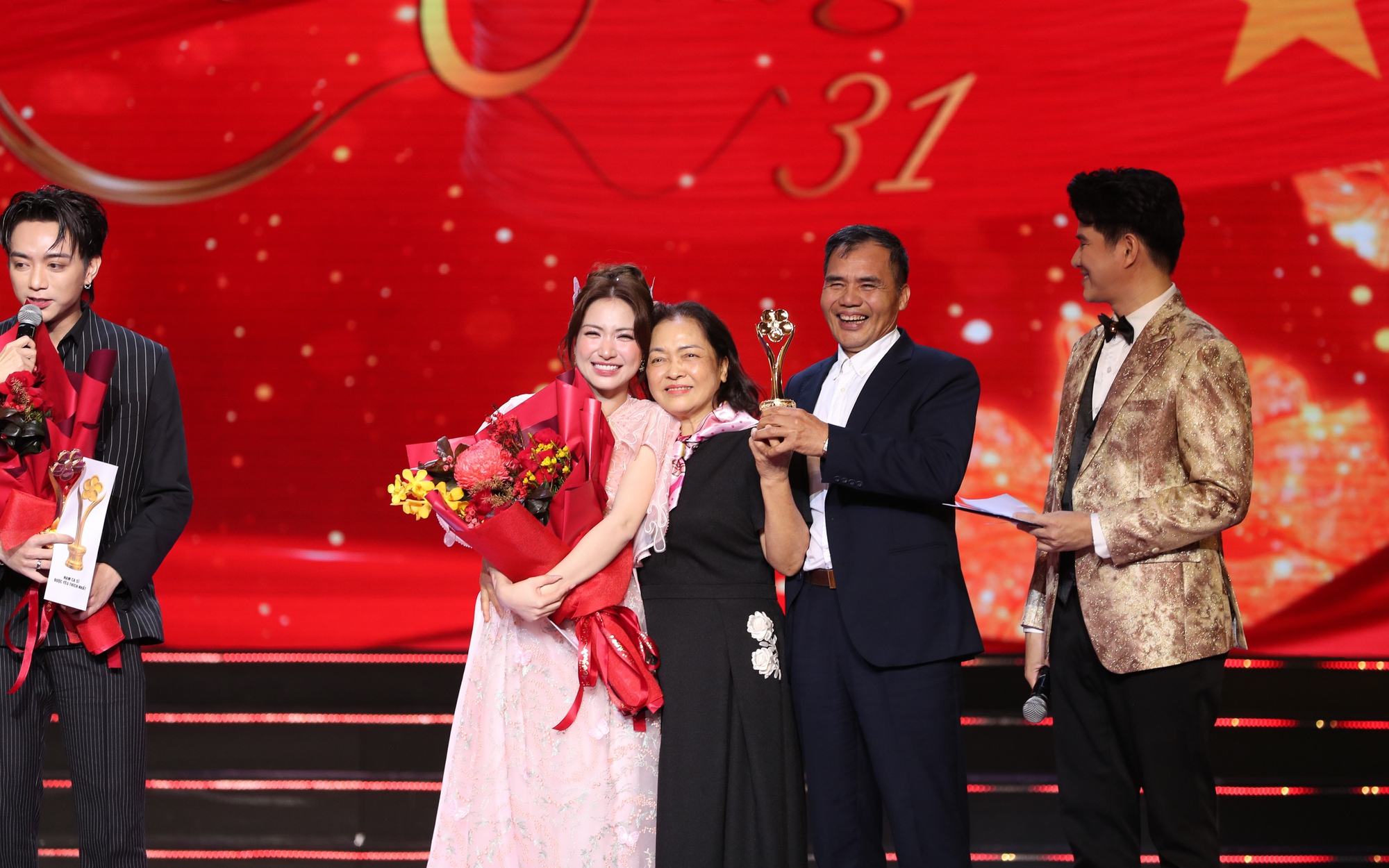 Hòa Minzy thắng lớn tại giải Làn sóng xanh 2025 - Ảnh 2.