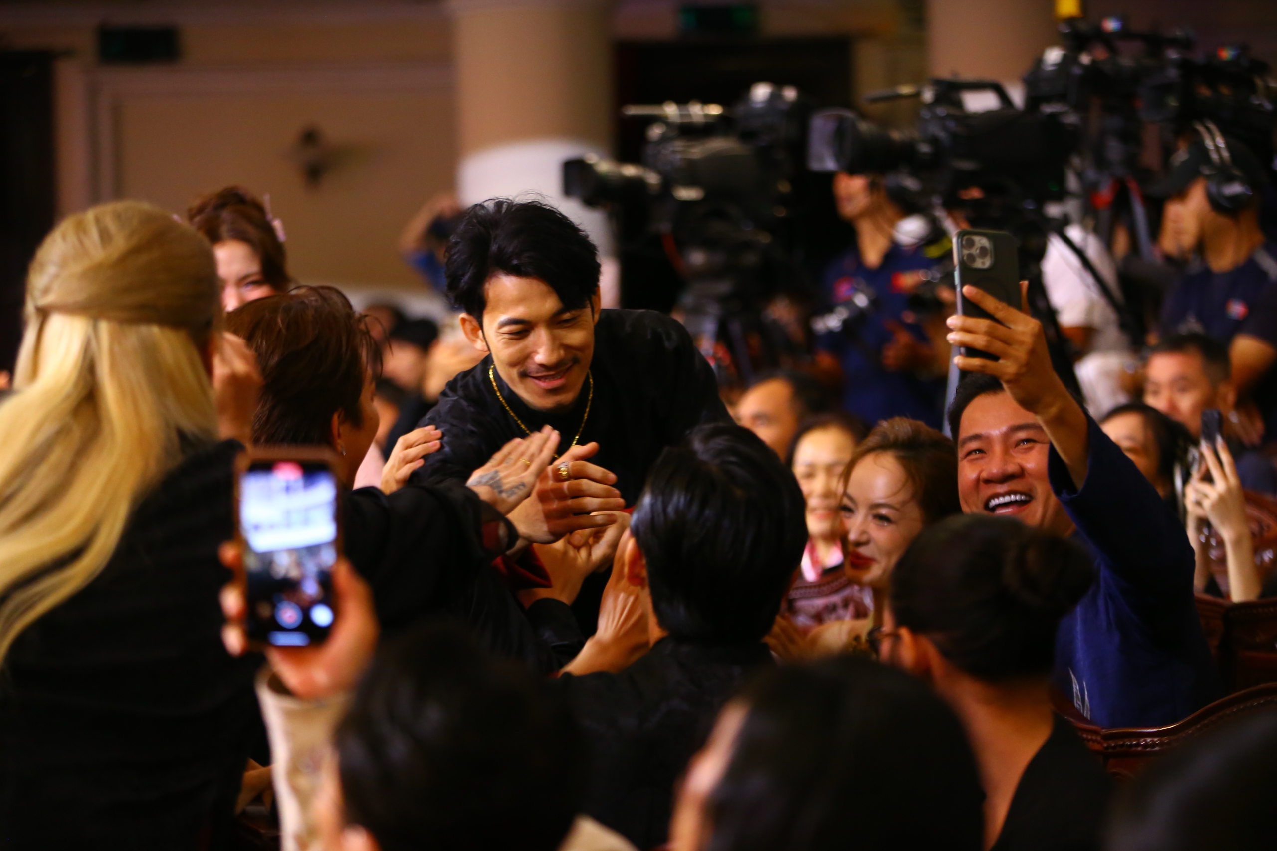 Liên Bỉnh Phát ôm chầm Ngọc Kayla khi được thắng Mai Vàng 2025 - Ảnh 5.