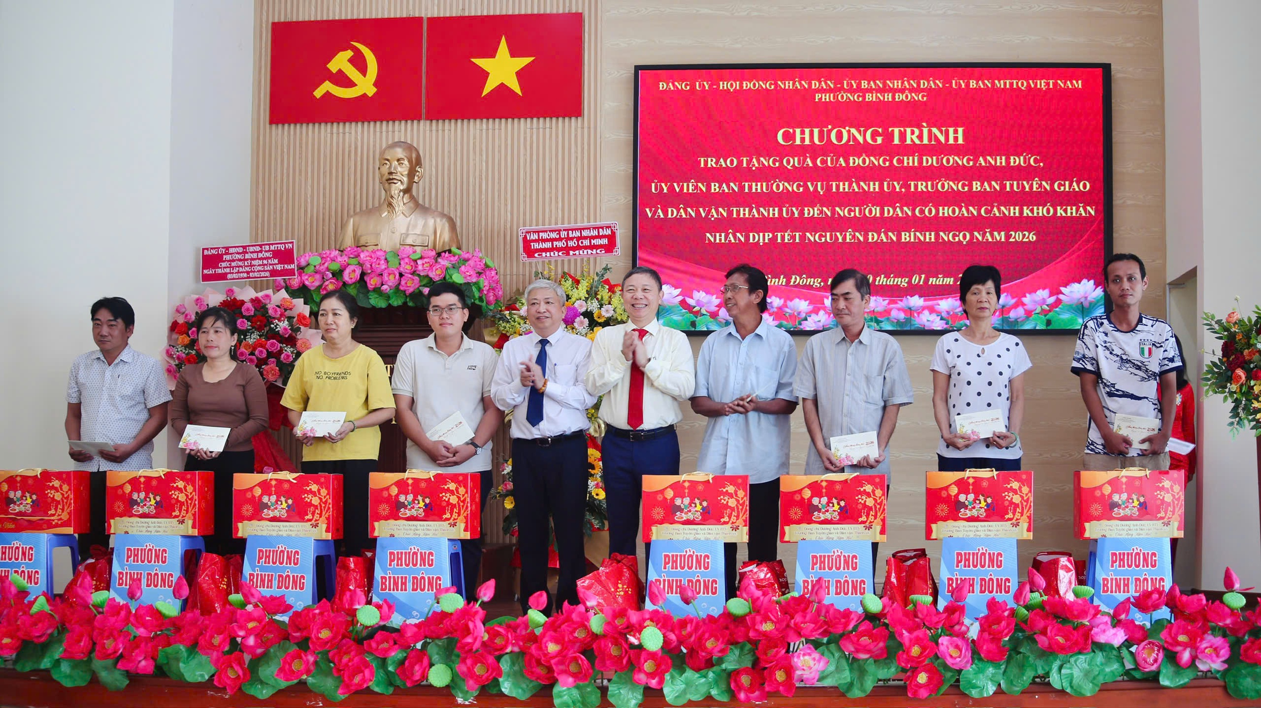 TPHCM: Trao Huy hiệu Đảng cho 29 đảng viên phường Bình Đông - Ảnh 6.