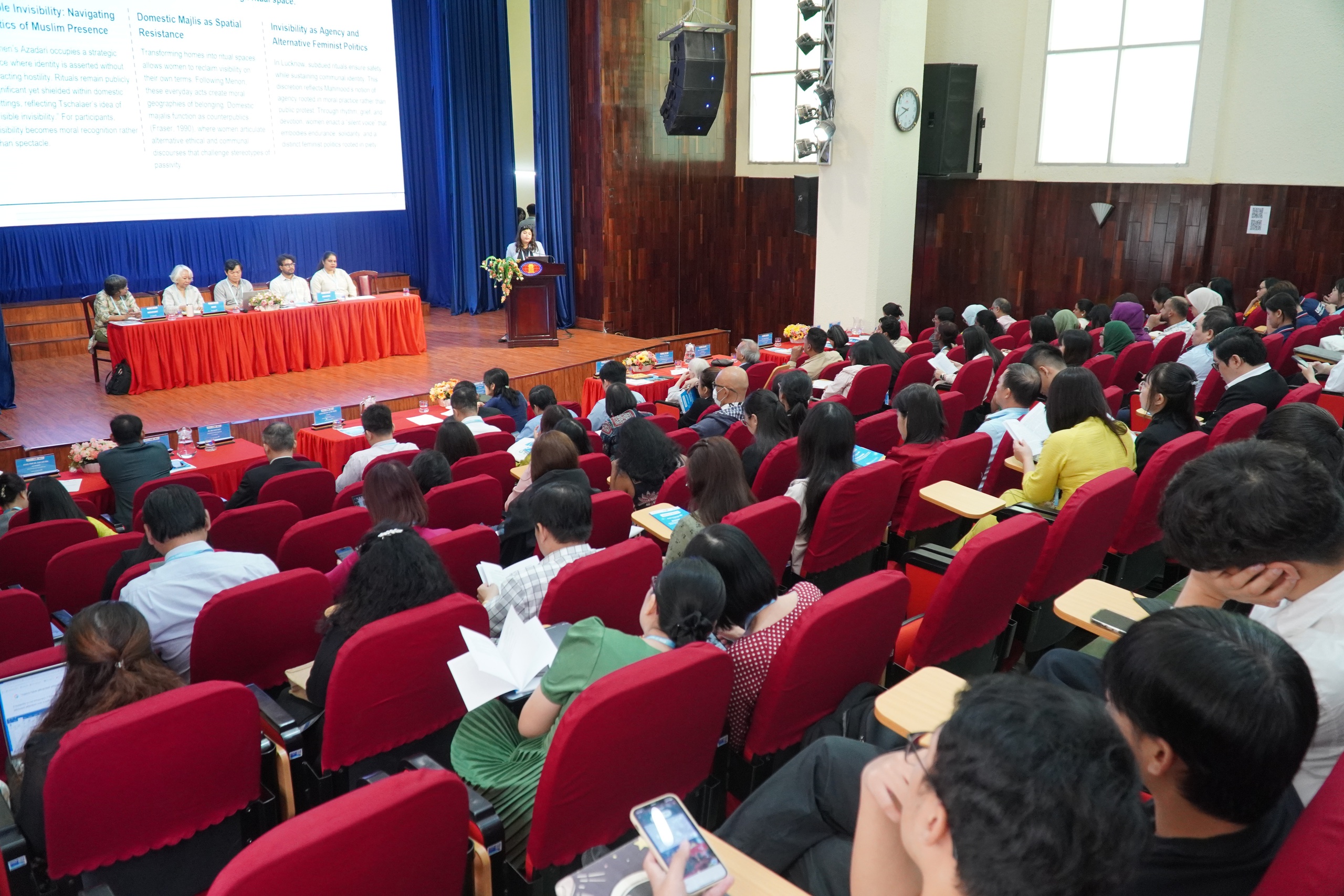 300 chuyên gia bàn luận về biến đổi môi trường và xung đột xã hội - Ảnh 1.