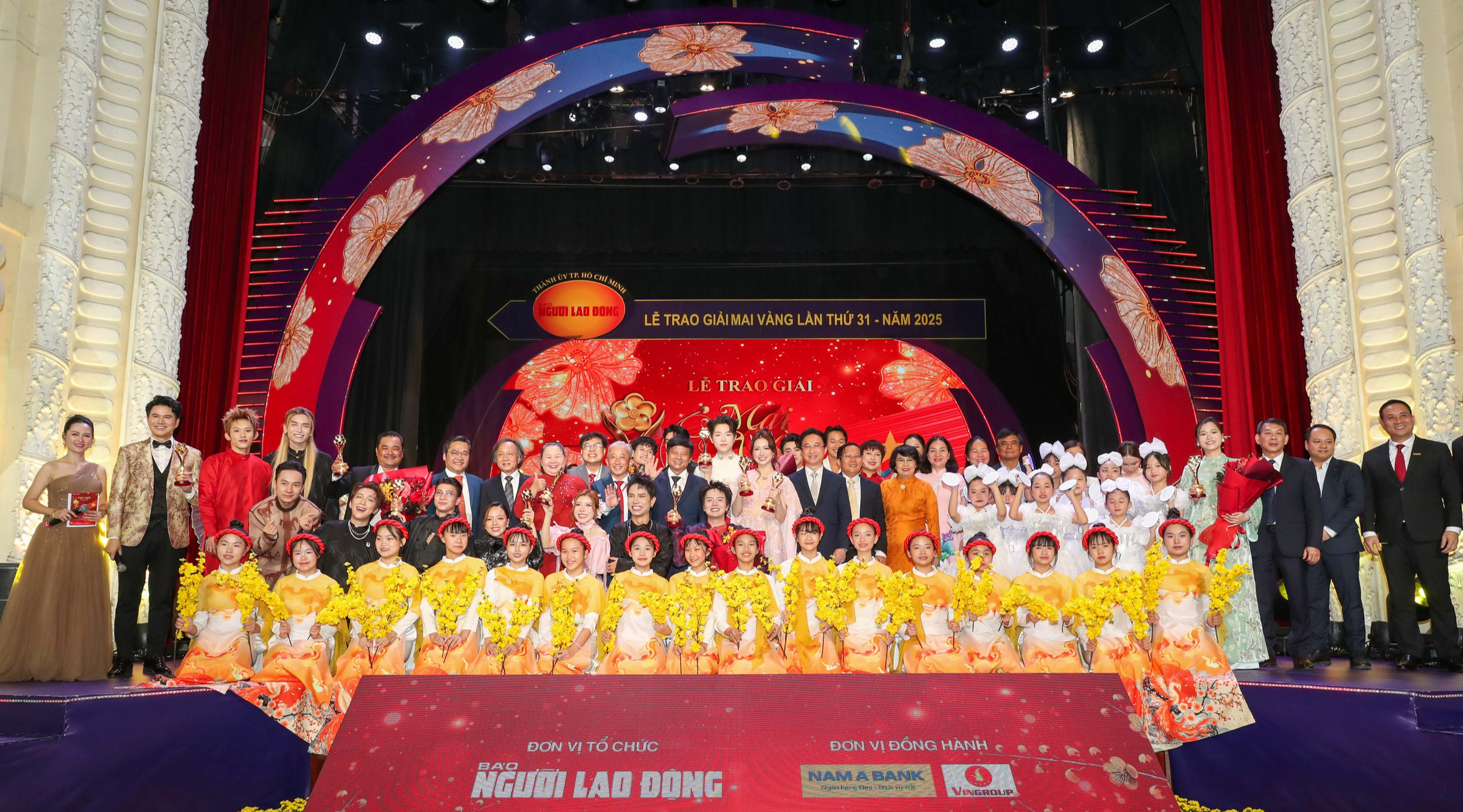 Khoảnh khắc chung vui trong v&ograve;ng tay người h&acirc;m mộ tại Lễ trao giải Mai V&agrave;ng lần thứ 31 - Ảnh 16.