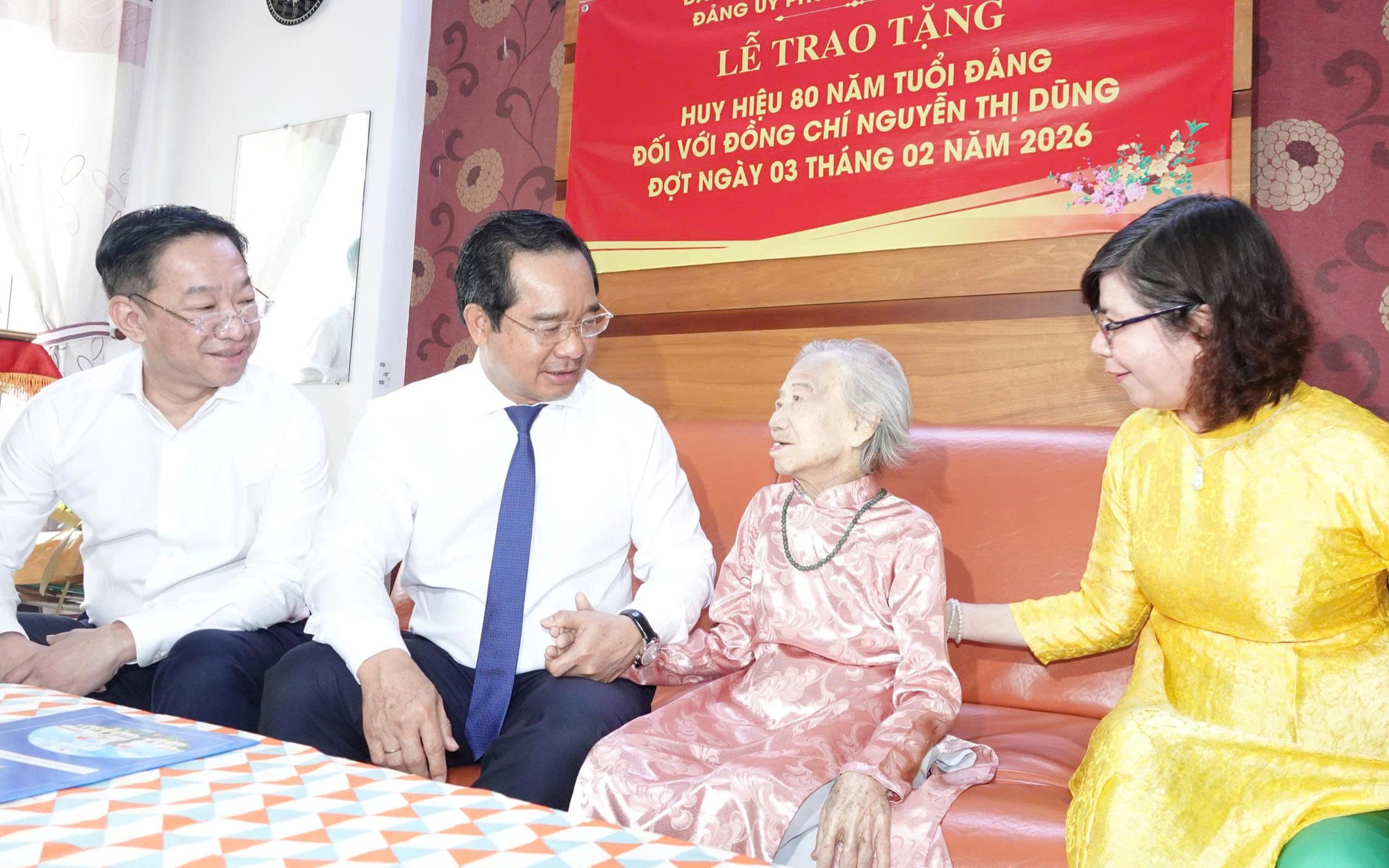 TPHCM: Trao Huy hiệu Đảng cho 36 đảng vi&ecirc;n phường Ph&uacute; Nhuận - Ảnh 4.