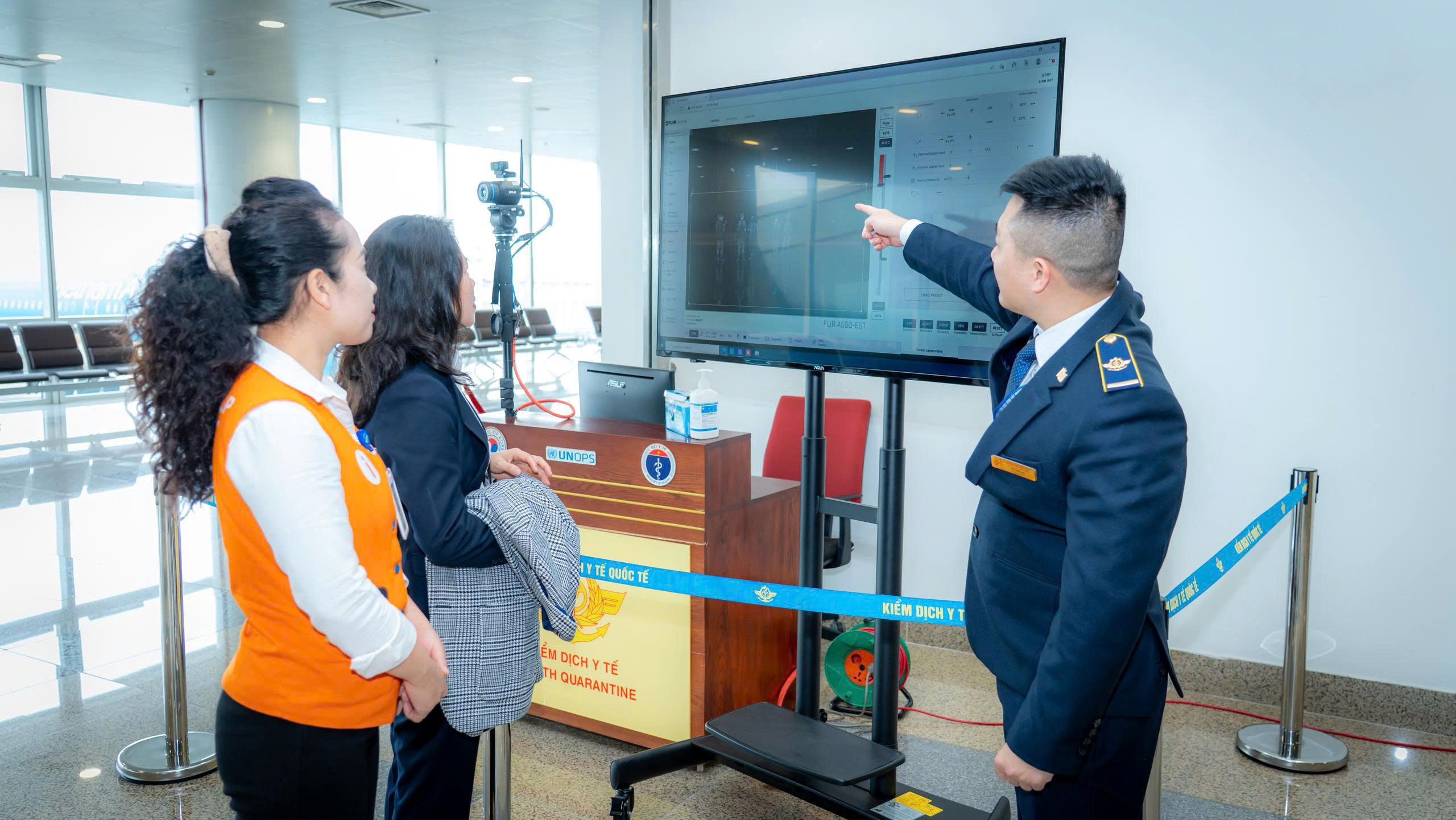 Ngăn chặn virus Nipah: Cận cảnh m&aacute;y qu&eacute;t hồng ngoại hiện đại tại s&acirc;n bay Nội B&agrave;i - Ảnh 6.