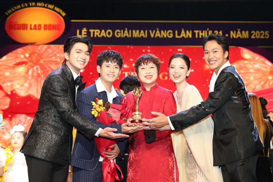 Nghệ sĩ thắng Giải Mai Vàng chia sẻ - Ảnh 1. Nghệ sĩ thắng Giải Mai Vàng chia sẻ - Ảnh 1.
