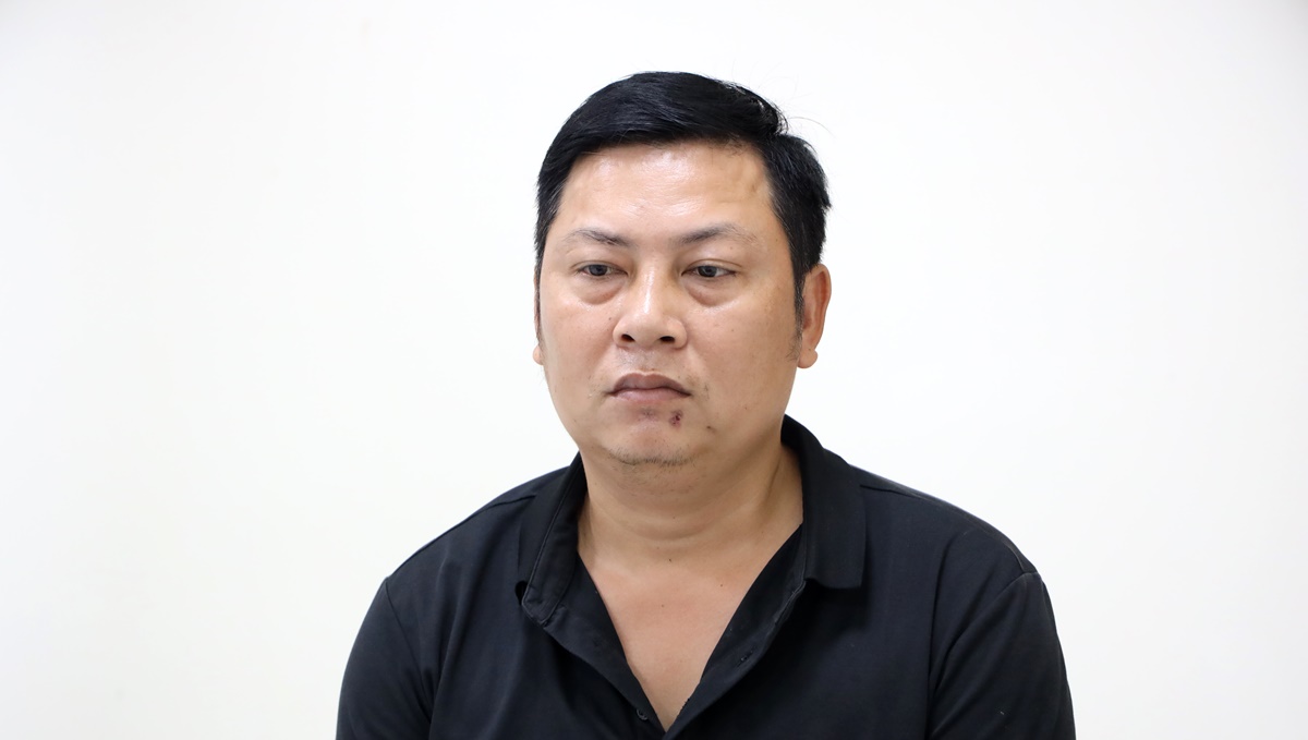 "Trùm" buôn lậu ở Tây Ninh ra đầu thú sau gần 1 năm trốn truy nã tại TPHCM - Ảnh 1.