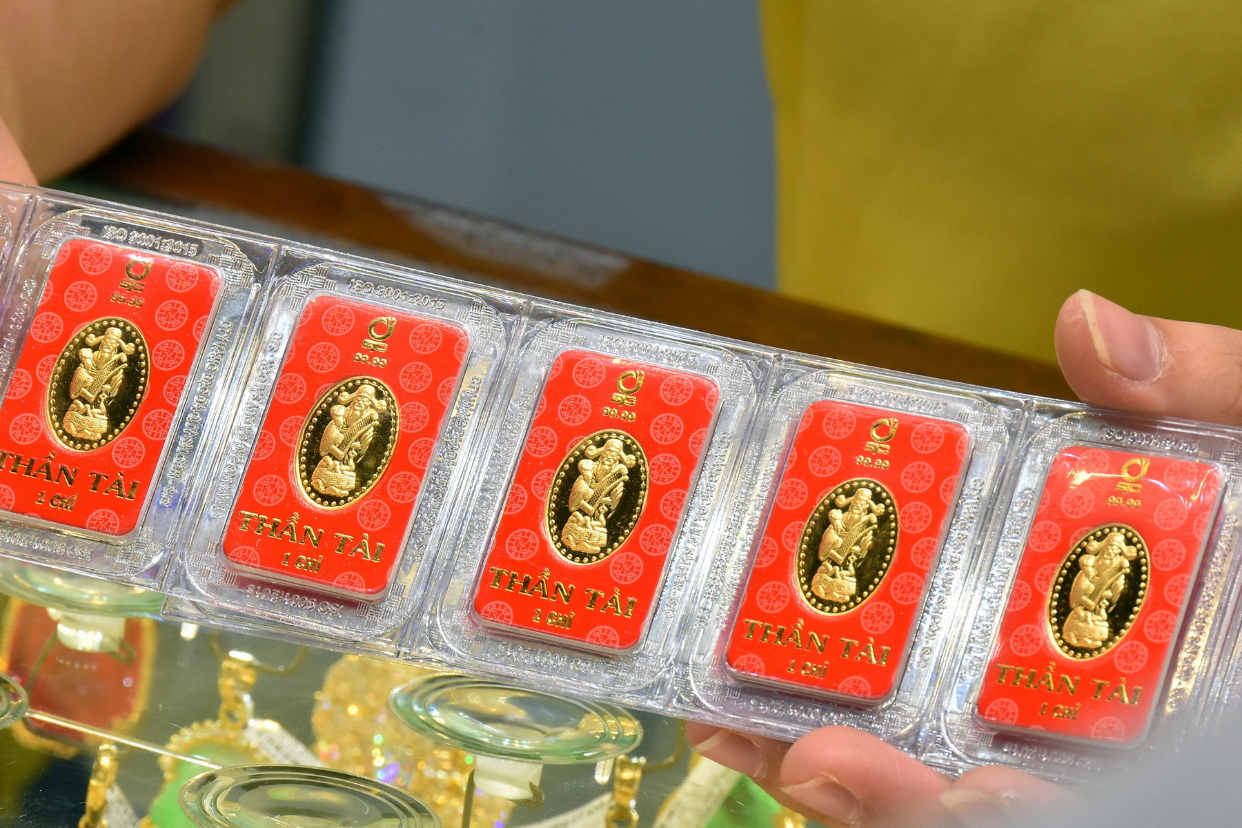 Giá vàng hôm nay 31-1: Sụt giảm mạnh sau chuỗi tăng kỷ lục - Ảnh 1.