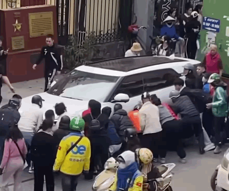 T&agrave;i xế &ocirc; t&ocirc; l&ugrave;i xe g&acirc;y tai nạn giao th&ocirc;ng nghi&ecirc;m trọng tại H&agrave; Nội - Ảnh 1.