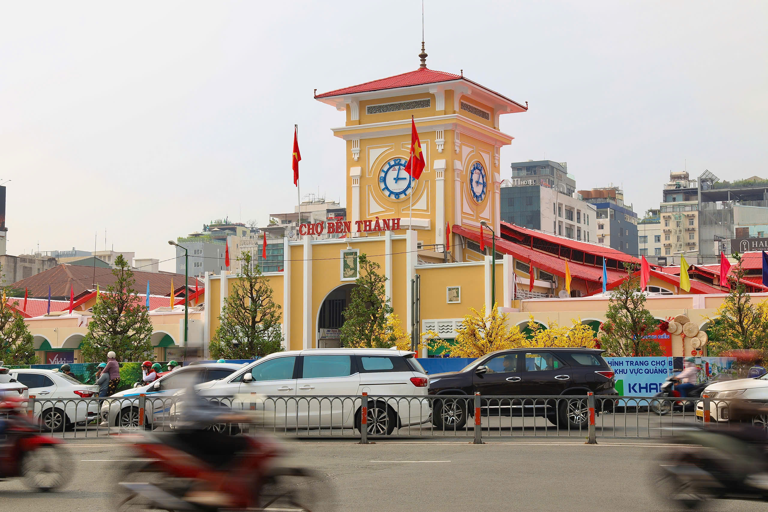 Chợ Bến Th&agrave;nh rực rỡ diện mạo mới trước Tết - Ảnh 9.