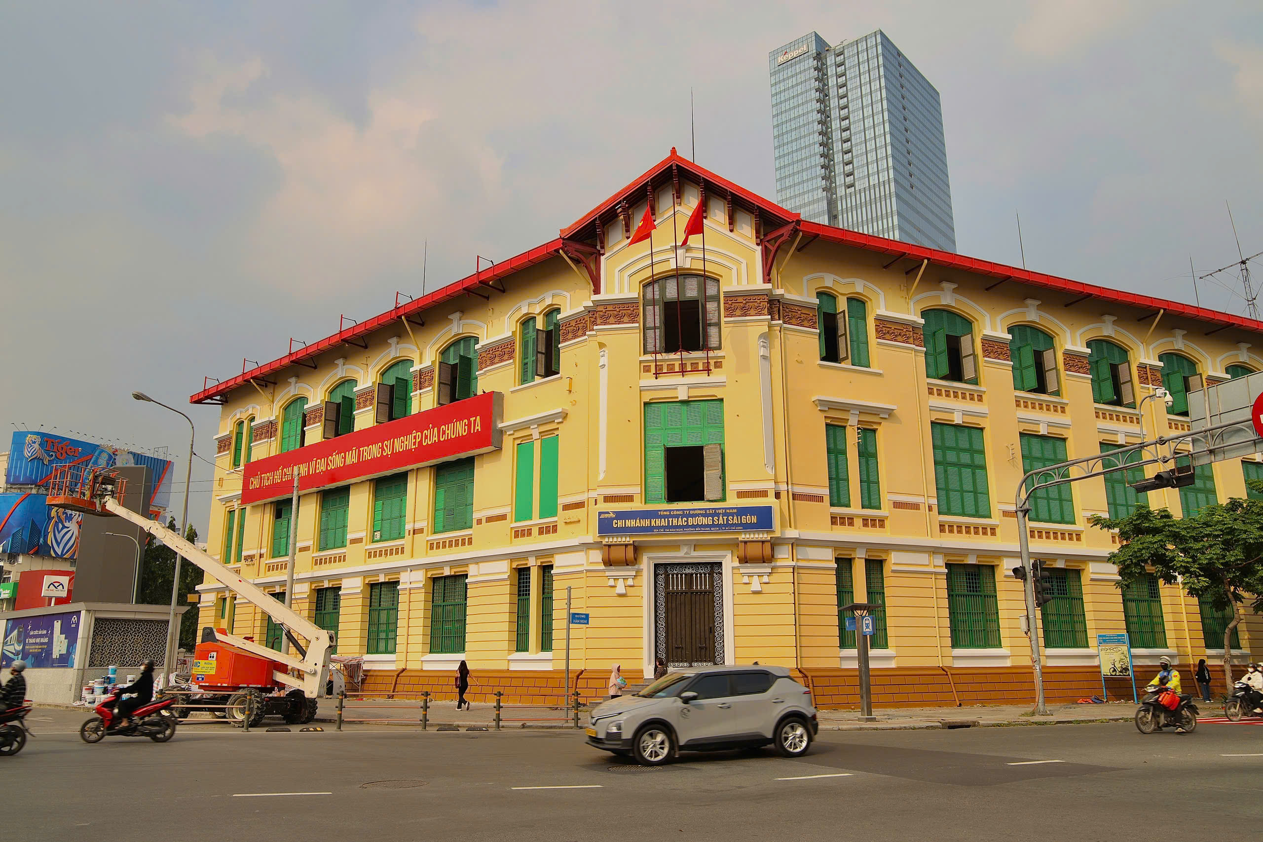 Chợ Bến Th&agrave;nh rực rỡ diện mạo mới trước Tết - Ảnh 5.