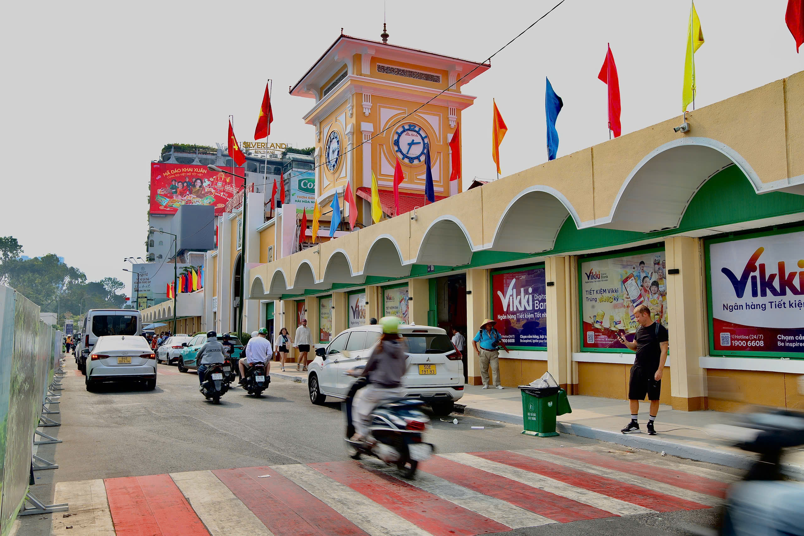 Chợ Bến Th&agrave;nh rực rỡ diện mạo mới trước Tết - Ảnh 1.