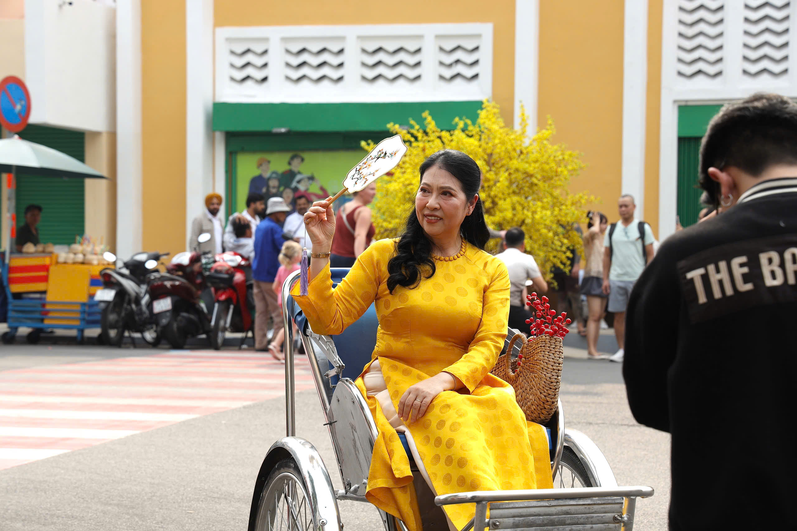 Chợ Bến Th&agrave;nh rực rỡ diện mạo mới trước Tết - Ảnh 8.