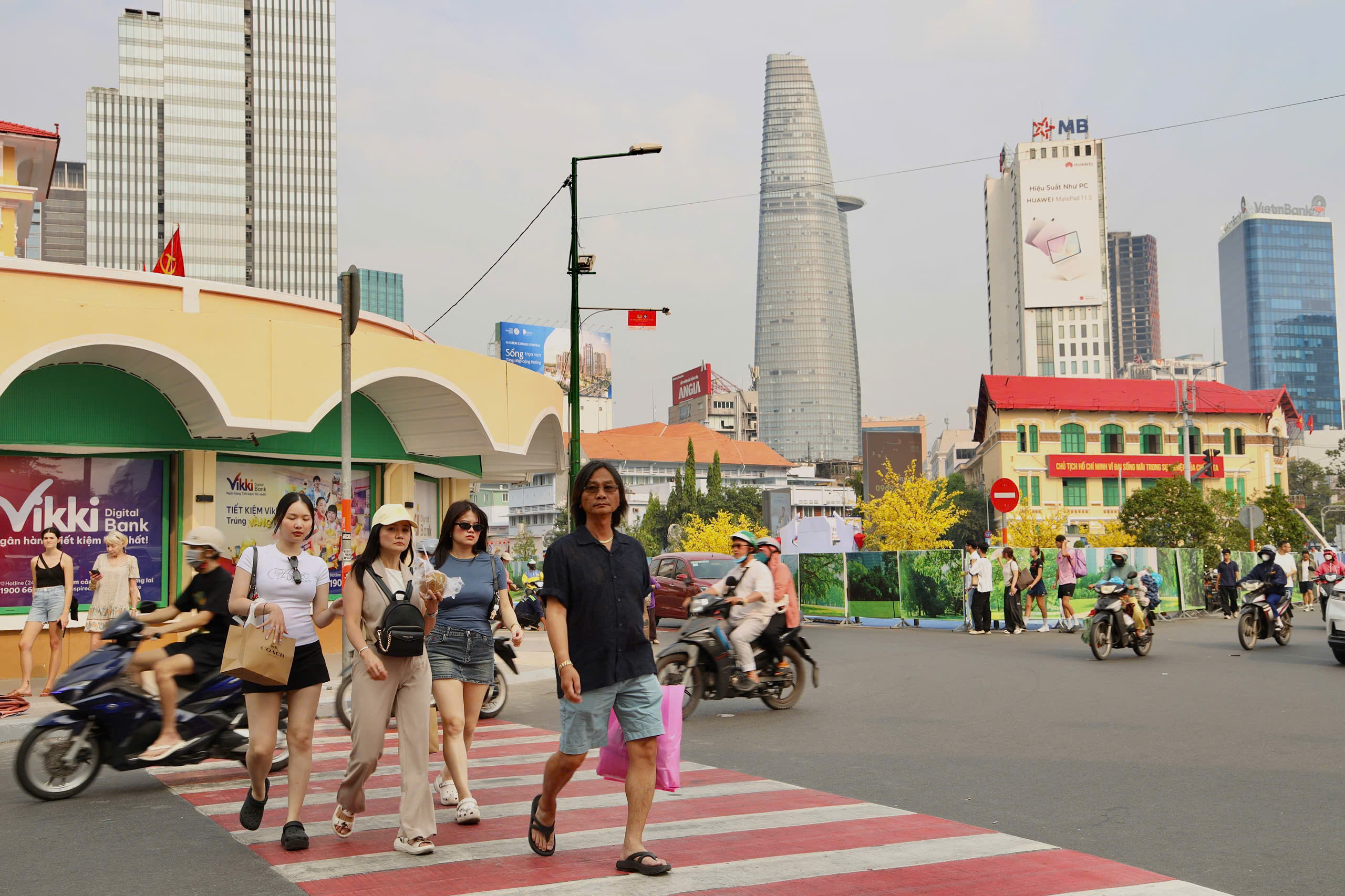 Chợ Bến Th&agrave;nh rực rỡ diện mạo mới trước Tết - Ảnh 7.