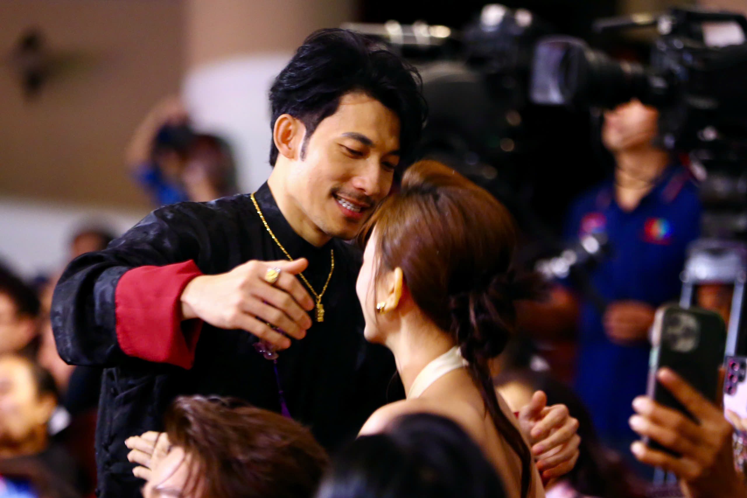 Liên Bỉnh Phát ôm chầm Ngọc Kayla khi được thắng Mai Vàng 2025 - Ảnh 1.