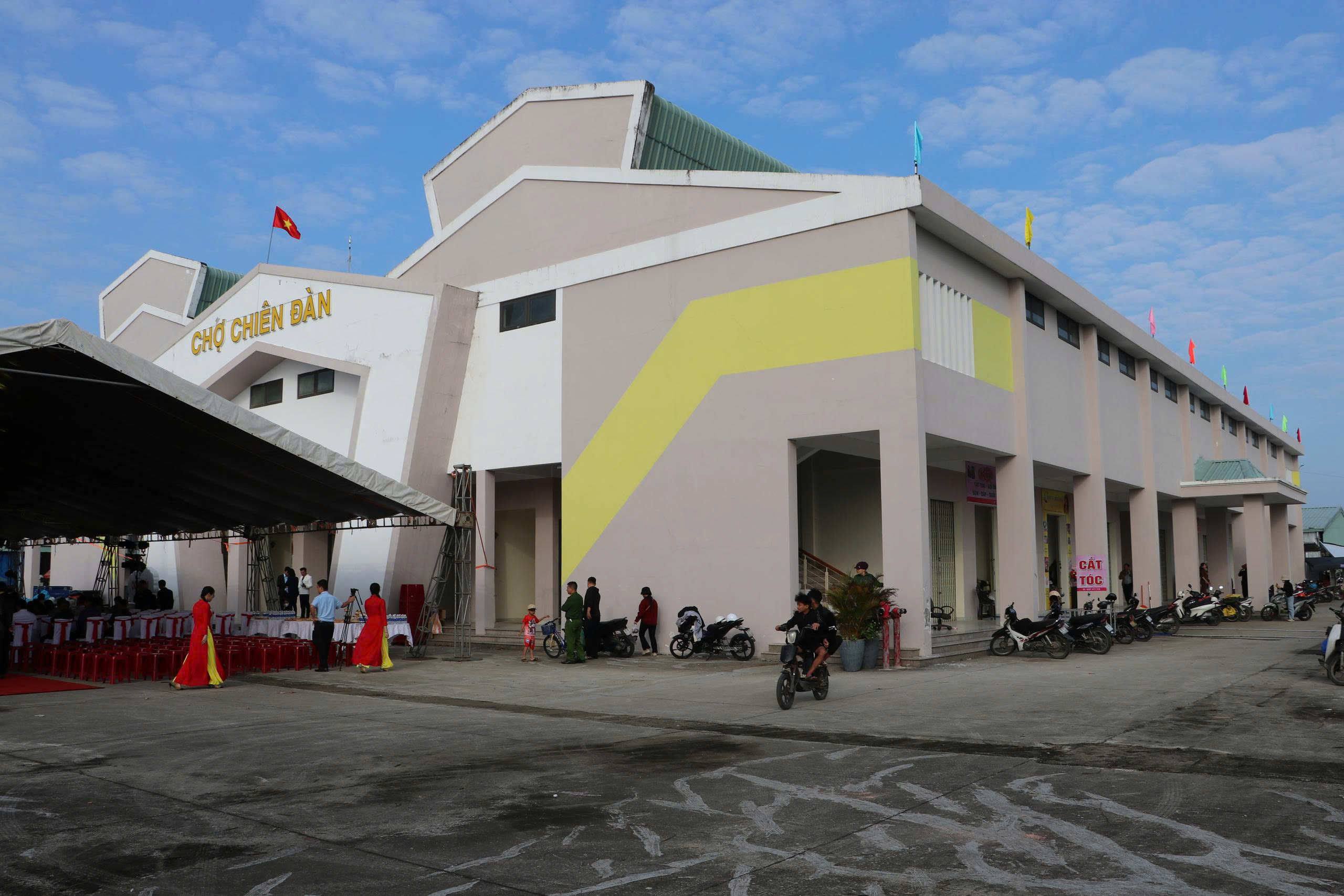 Chợ Chiên Đàn ở Đà Nẵng chính thức đi vào hoạt động phục vụ tiểu thương - Ảnh 1.