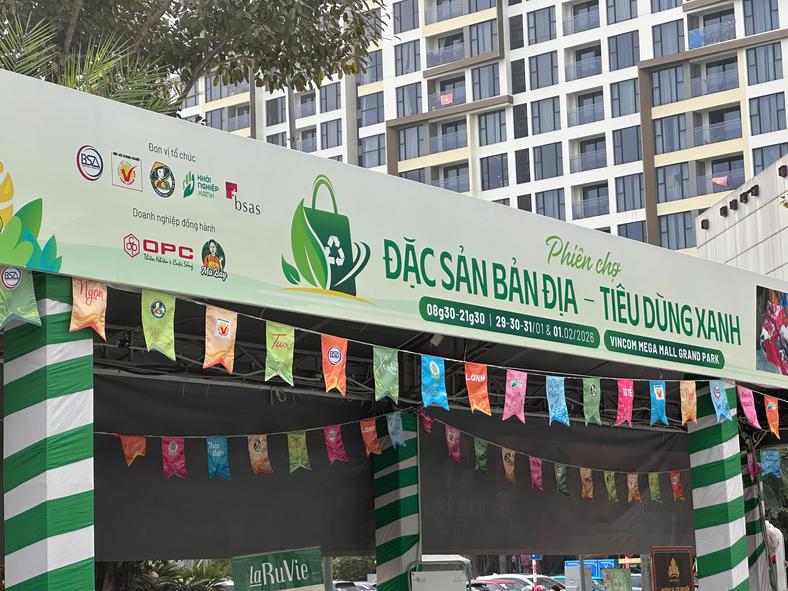 Du khách hào hứng trải nghiệm tinh hoa nông sản Việt tại Phiên chợ Đặc sản bản địa – Tiêu dùng xanh - Ảnh 1.