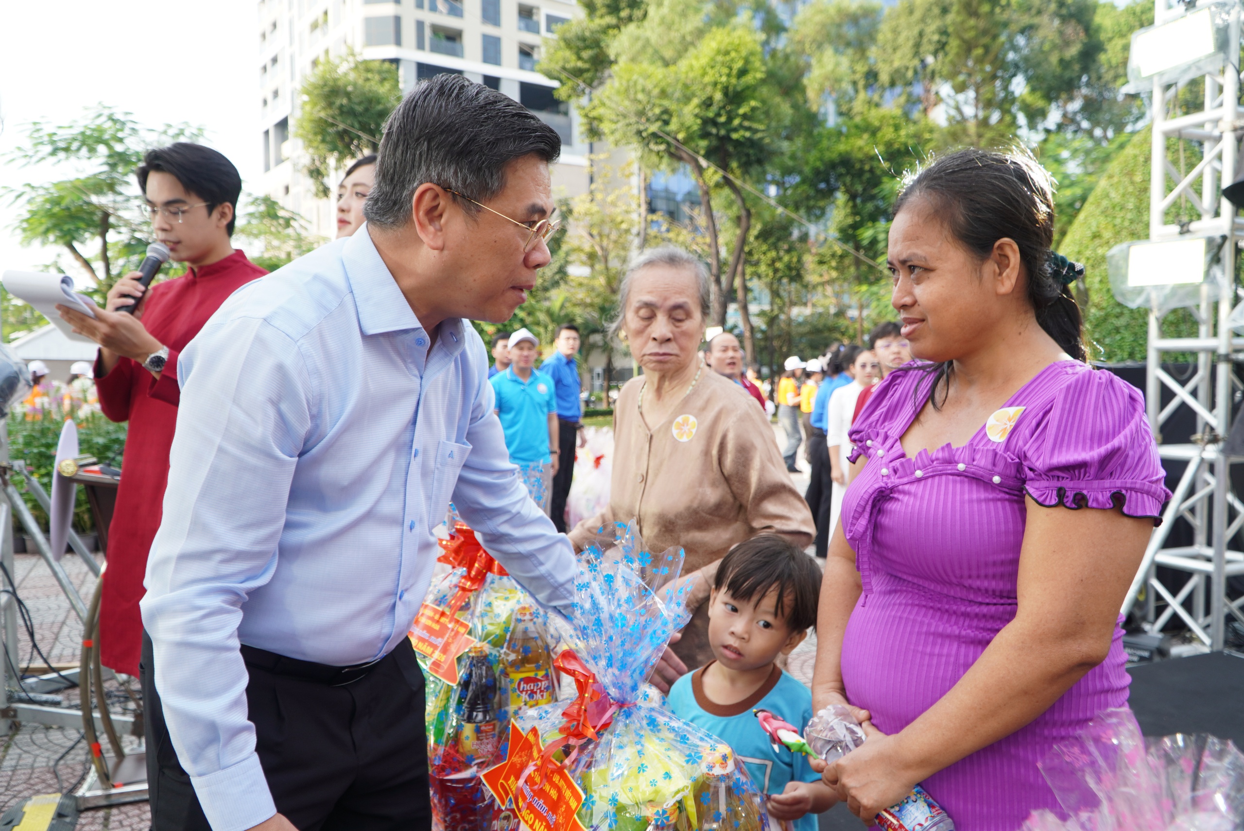 Phường Tân Sơn Hòa mang cái tết nghĩa tình, hạnh phúc đến người dân - Ảnh 2.