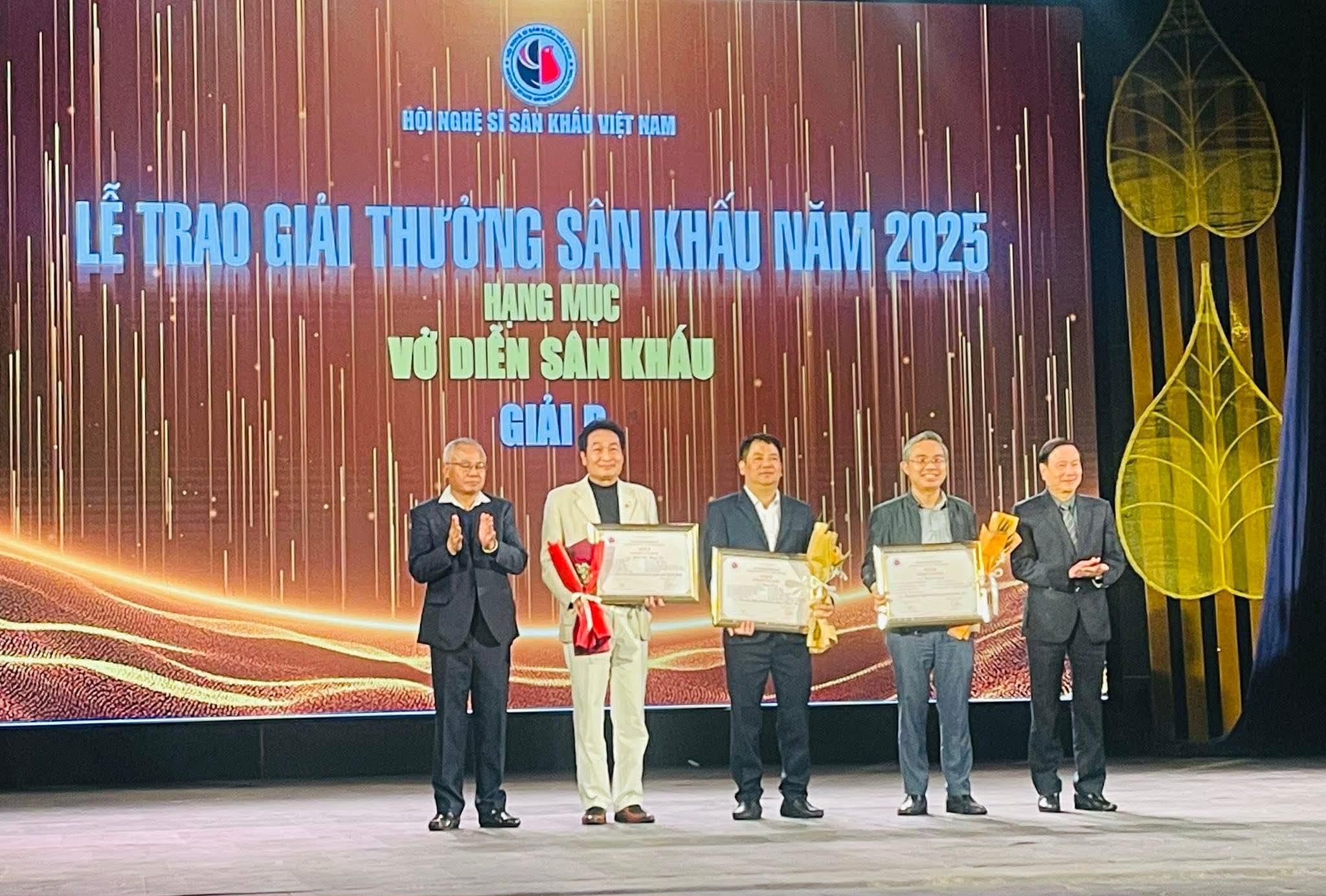 Minh Nhí, Tuyết Thu, Võ Thanh Liêm được vinh danh tại Lễ trao giải thưởng Sân khấu năm 2025 - Ảnh 3.