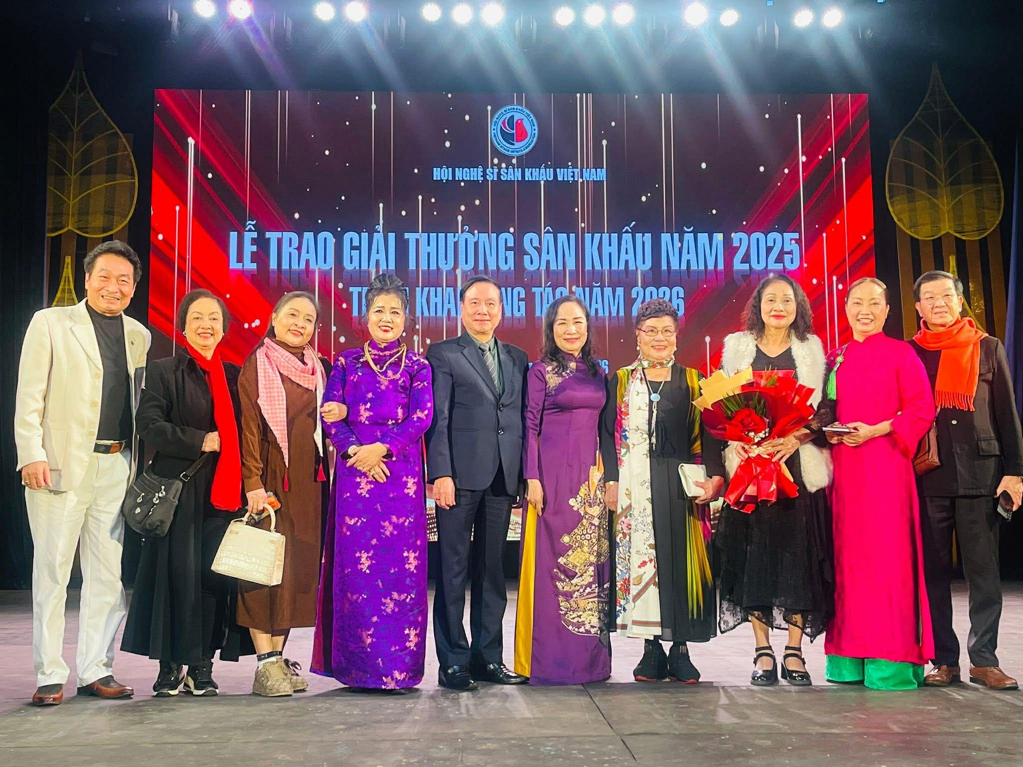 Minh Nhí, Tuyết Thu, Võ Thanh Liêm được vinh danh tại Lễ trao giải thưởng Sân khấu năm 2025 - Ảnh 4.