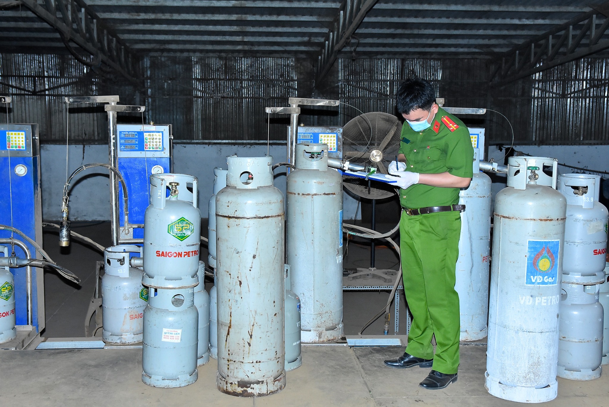 Phát hiện hàng nghìn bình gas giả 12kg và 45kg tại Đồng Nai - Ảnh 2. Phát hiện hàng nghìn bình gas giả 12kg và 45kg tại Đồng Nai - Ảnh 2.