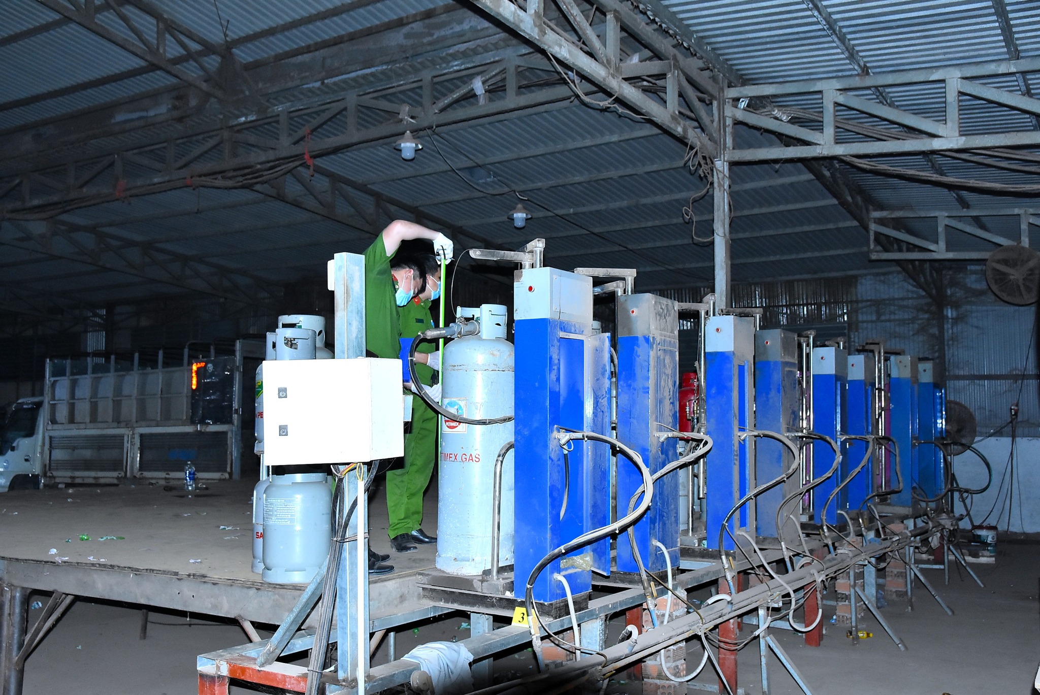 Phát hiện hàng nghìn bình gas giả 12kg và 45kg tại Đồng Nai - Ảnh 3. Phát hiện hàng nghìn bình gas giả 12kg và 45kg tại Đồng Nai - Ảnh 3.