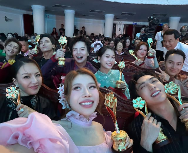 Trang Pháp bật khóc với cúp Mai Vàng dành cho Mãi là người Việt Nam - Ảnh 3.