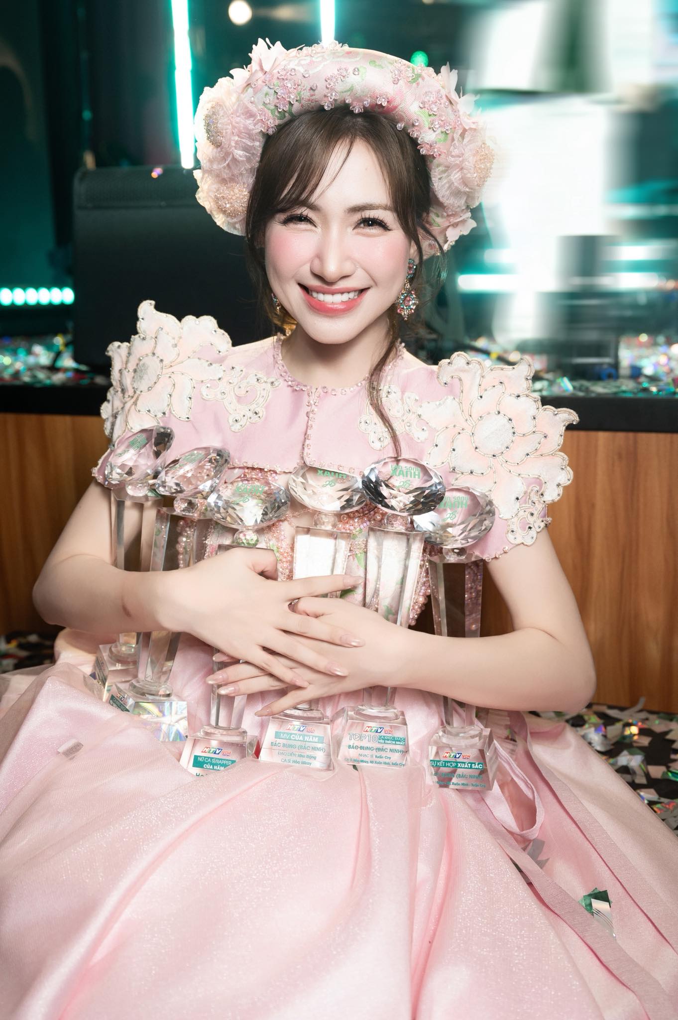 Hòa Minzy thắng lớn tại giải Làn sóng xanh 2025  - Ảnh 1.