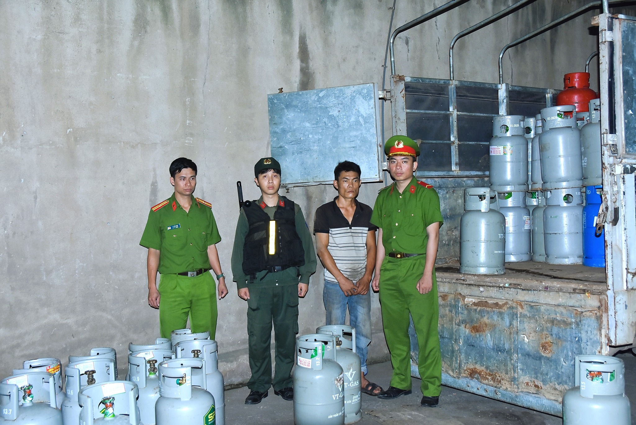 Phát hiện hàng nghìn bình gas giả 12kg và 45kg tại Đồng Nai - Ảnh 1. Phát hiện hàng nghìn bình gas giả 12kg và 45kg tại Đồng Nai - Ảnh 1.
