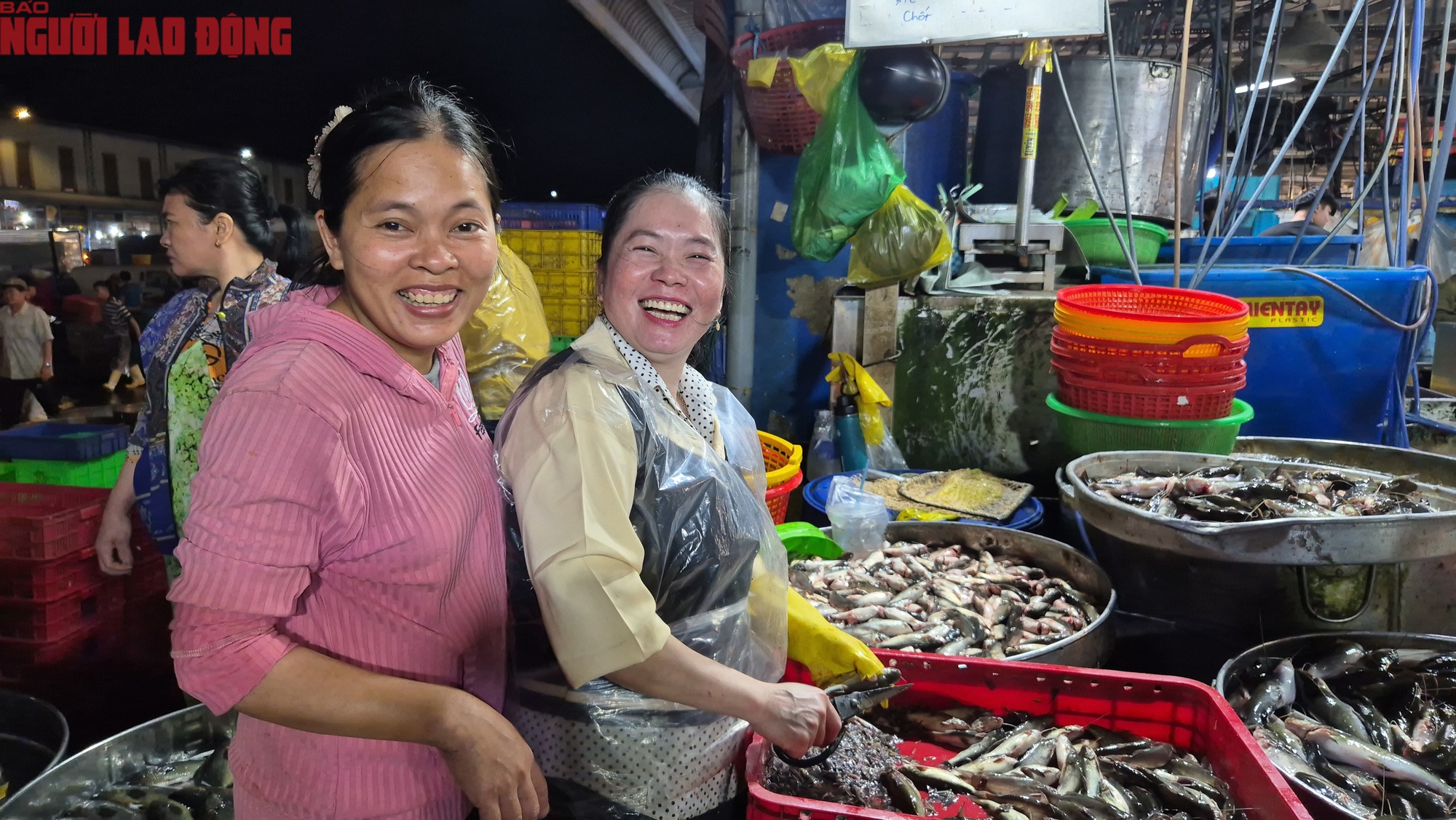 Nửa đêm ở chợ đầu mối TP HCM trước Tết Bính Ngọ 2026 - Ảnh 3. Nửa đêm ở chợ đầu mối TP HCM trước Tết Bính Ngọ 2026 - Ảnh 3.