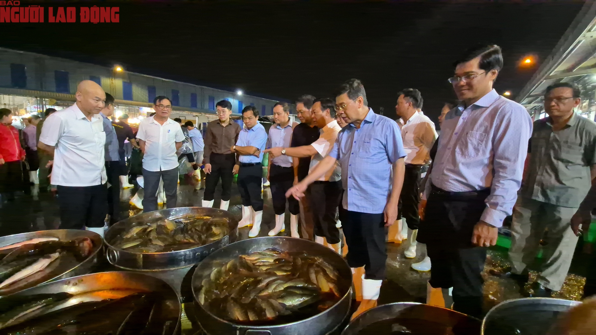 Nửa đêm ở chợ đầu mối TP HCM trước Tết Bính Ngọ 2026 - Ảnh 4. Nửa đêm ở chợ đầu mối TP HCM trước Tết Bính Ngọ 2026 - Ảnh 4.