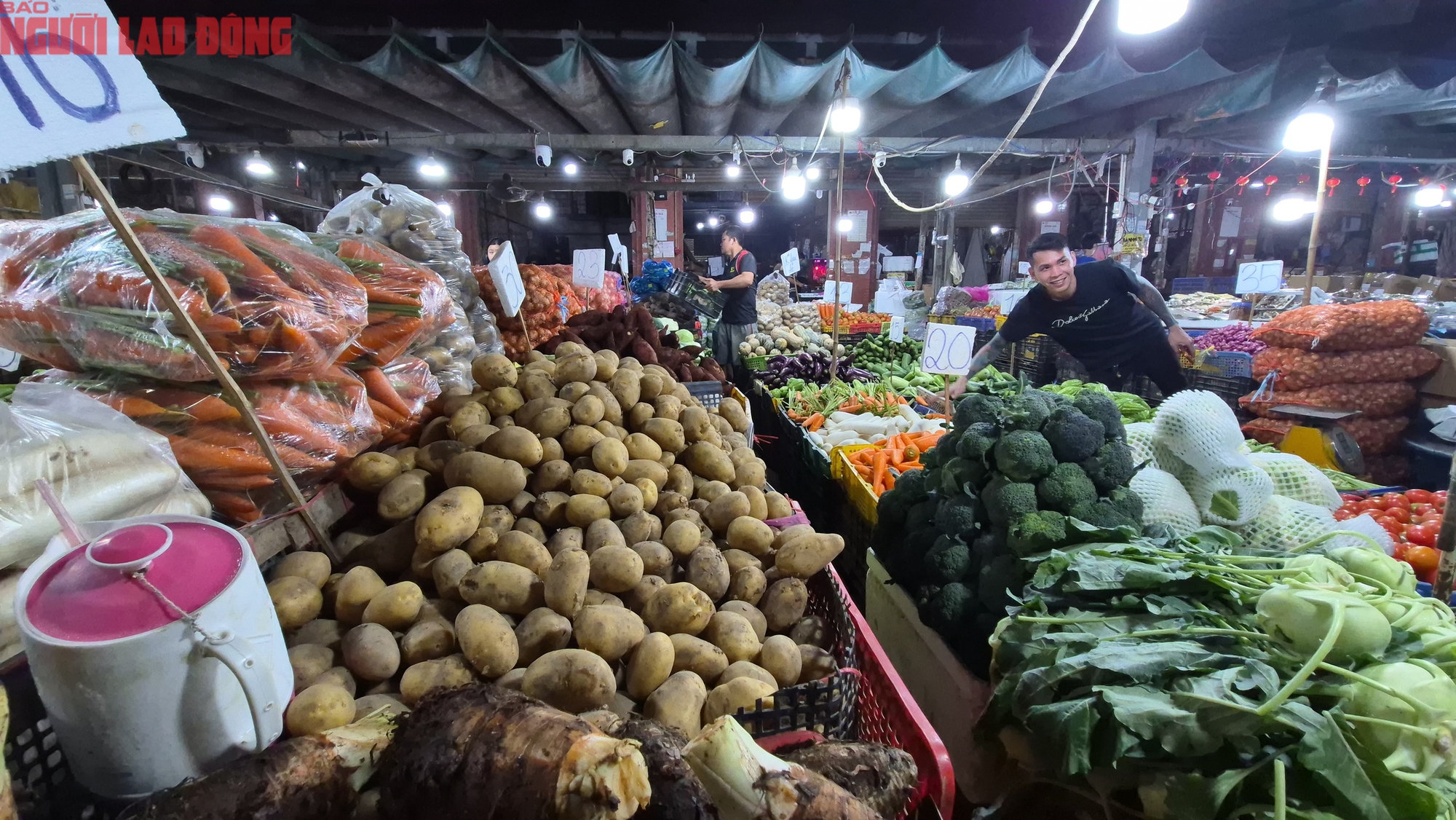 Nửa đêm ở chợ đầu mối TP HCM trước Tết Bính Ngọ 2026 - Ảnh 8. Nửa đêm ở chợ đầu mối TP HCM trước Tết Bính Ngọ 2026 - Ảnh 8.