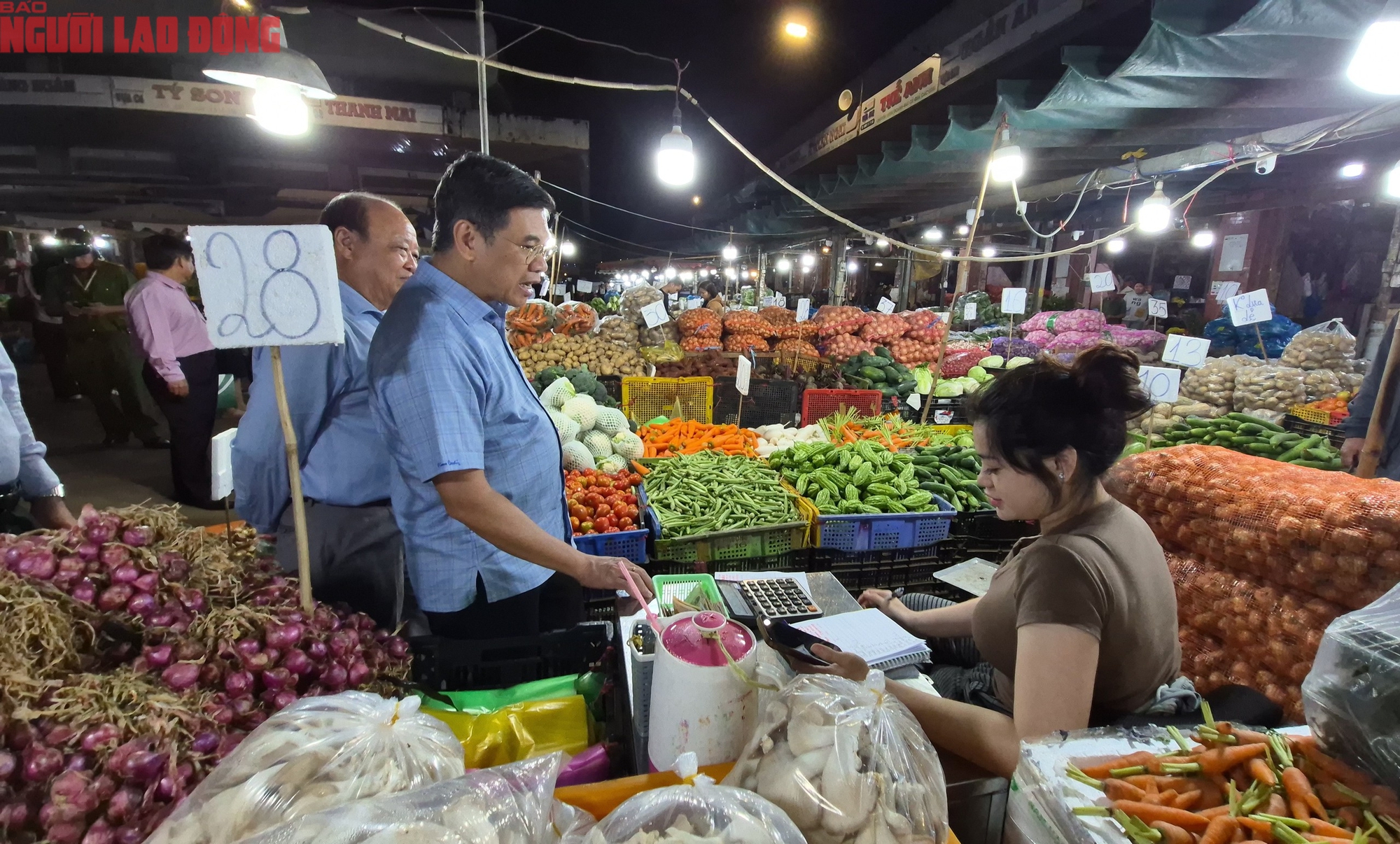 Nửa đêm ở chợ đầu mối TP HCM trước Tết Bính Ngọ 2026 - Ảnh 9. Nửa đêm ở chợ đầu mối TP HCM trước Tết Bính Ngọ 2026 - Ảnh 9.