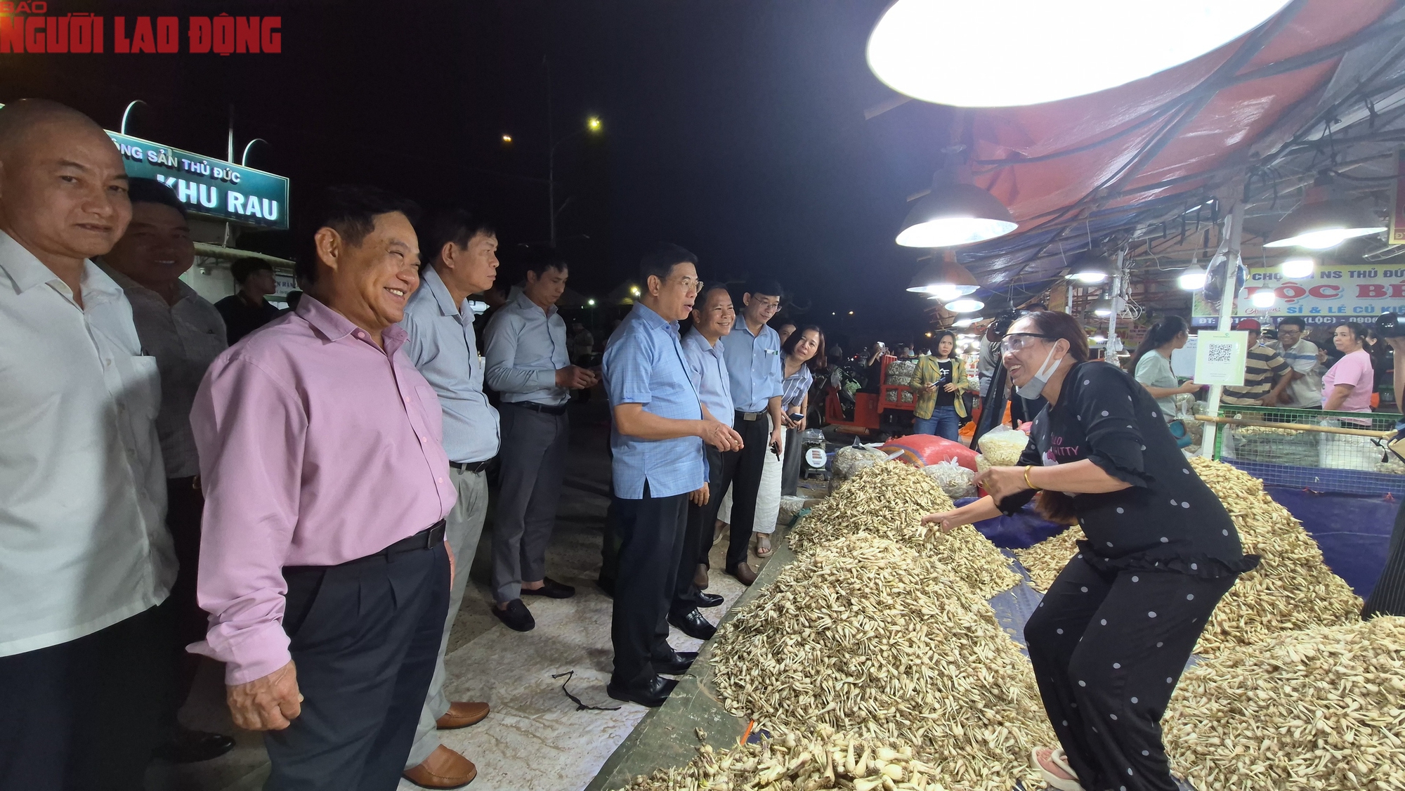 Nửa đêm ở chợ đầu mối TP HCM trước Tết Bính Ngọ 2026 - Ảnh 11. Nửa đêm ở chợ đầu mối TP HCM trước Tết Bính Ngọ 2026 - Ảnh 11.