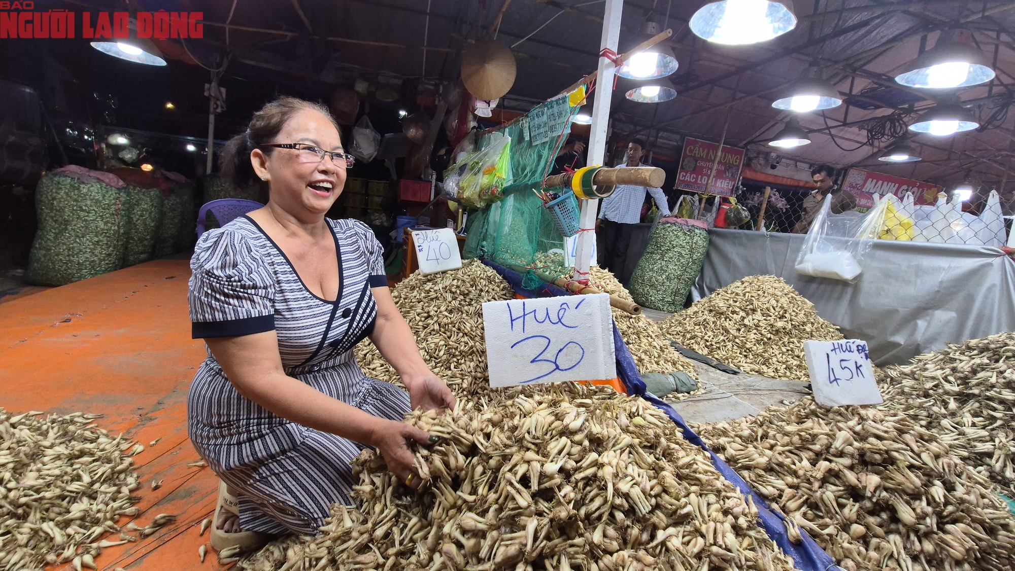 Nửa đêm ở chợ đầu mối TP HCM trước Tết Bính Ngọ 2026 - Ảnh 12. Nửa đêm ở chợ đầu mối TP HCM trước Tết Bính Ngọ 2026 - Ảnh 12.