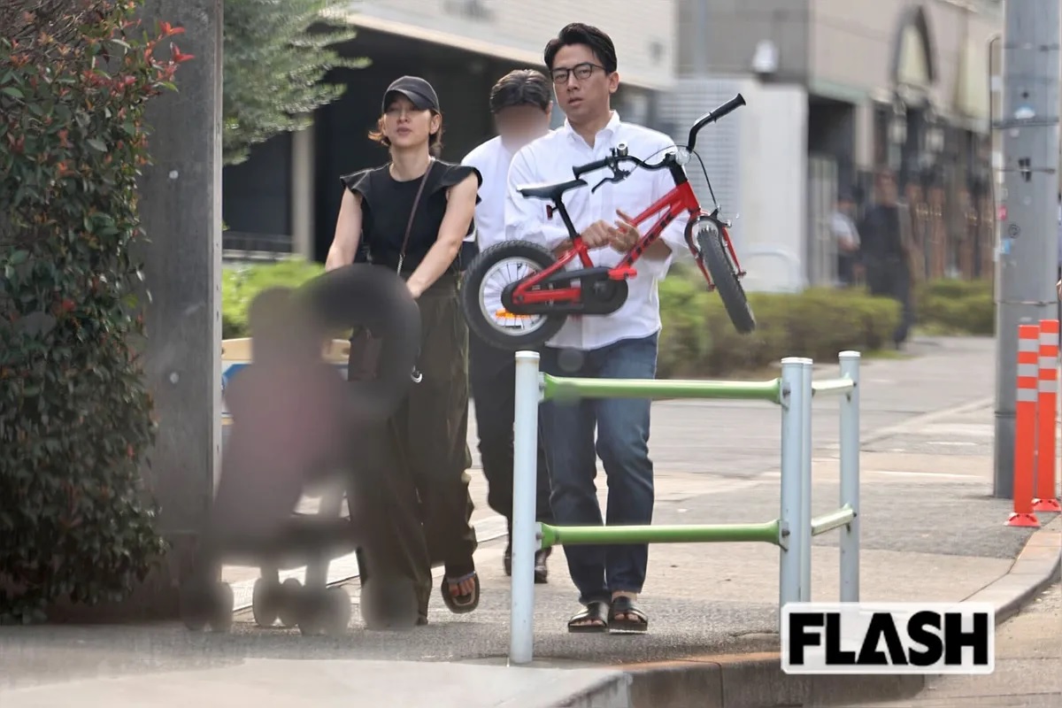 Những đôi “trai tài gái sắc” trên chính trường Nhật Bản, Thủ tướng Sanae Takaichi ở hạng cao - Ảnh 5. Những đôi “trai tài gái sắc” trên chính trường Nhật Bản, Thủ tướng Sanae Takaichi ở hạng cao - Ảnh 5.