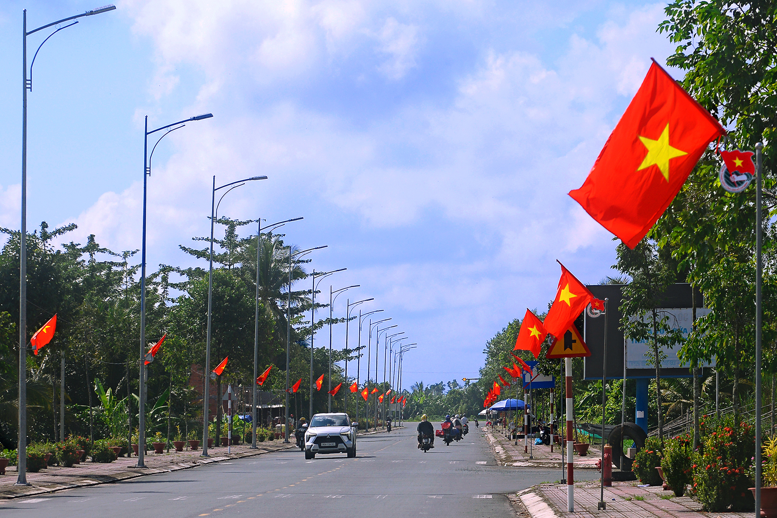 Cuộc thi ảnh "Thiêng liêng cờ Tổ quốc": Những con đường đặc biệt - Ảnh 5. Cuộc thi ảnh "Thiêng liêng cờ Tổ quốc": Những con đường đặc biệt - Ảnh 5.