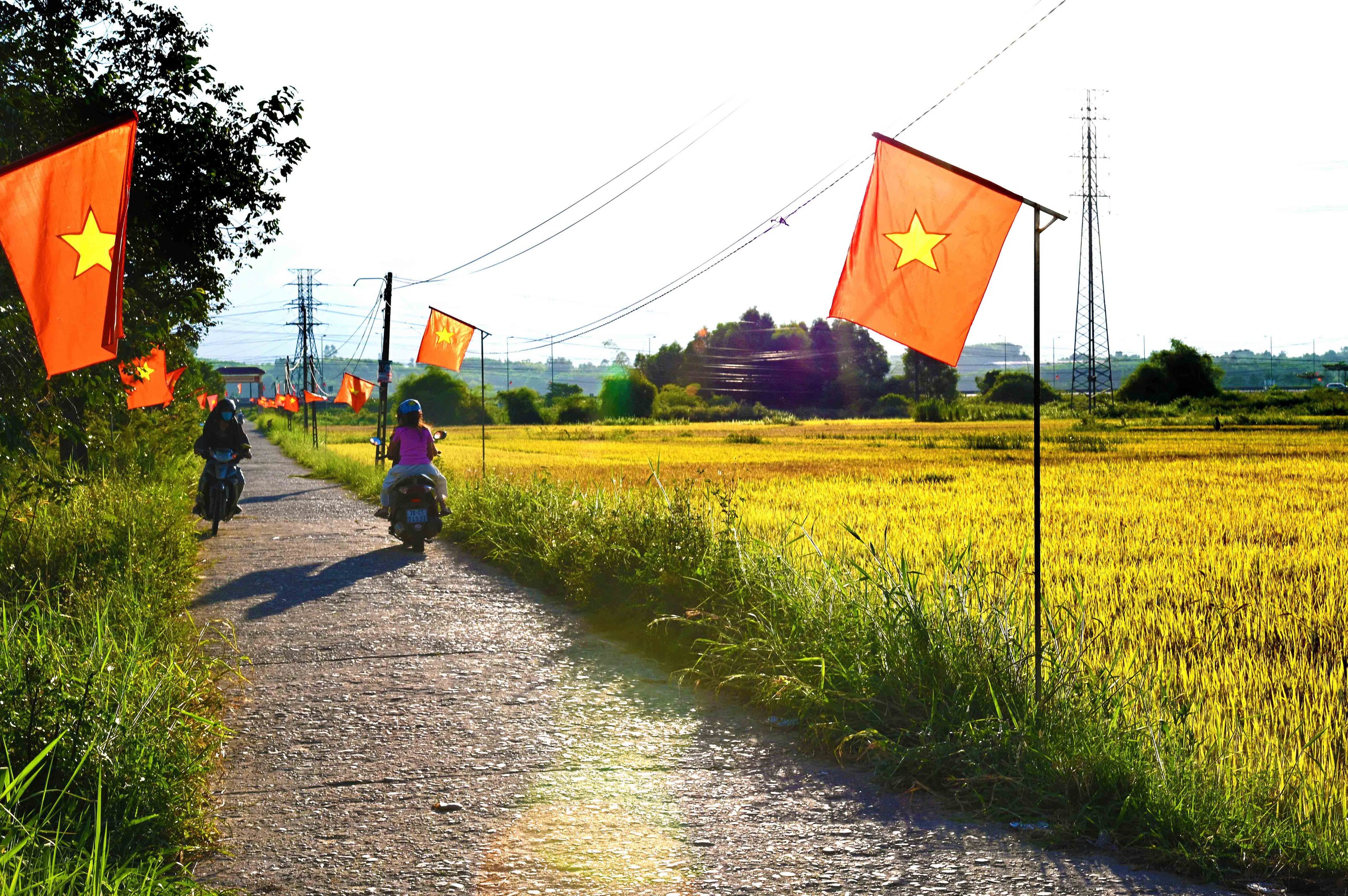 Cuộc thi ảnh "Thiêng liêng cờ Tổ quốc": Những con đường đặc biệt - Ảnh 1. Cuộc thi ảnh "Thiêng liêng cờ Tổ quốc": Những con đường đặc biệt - Ảnh 1.