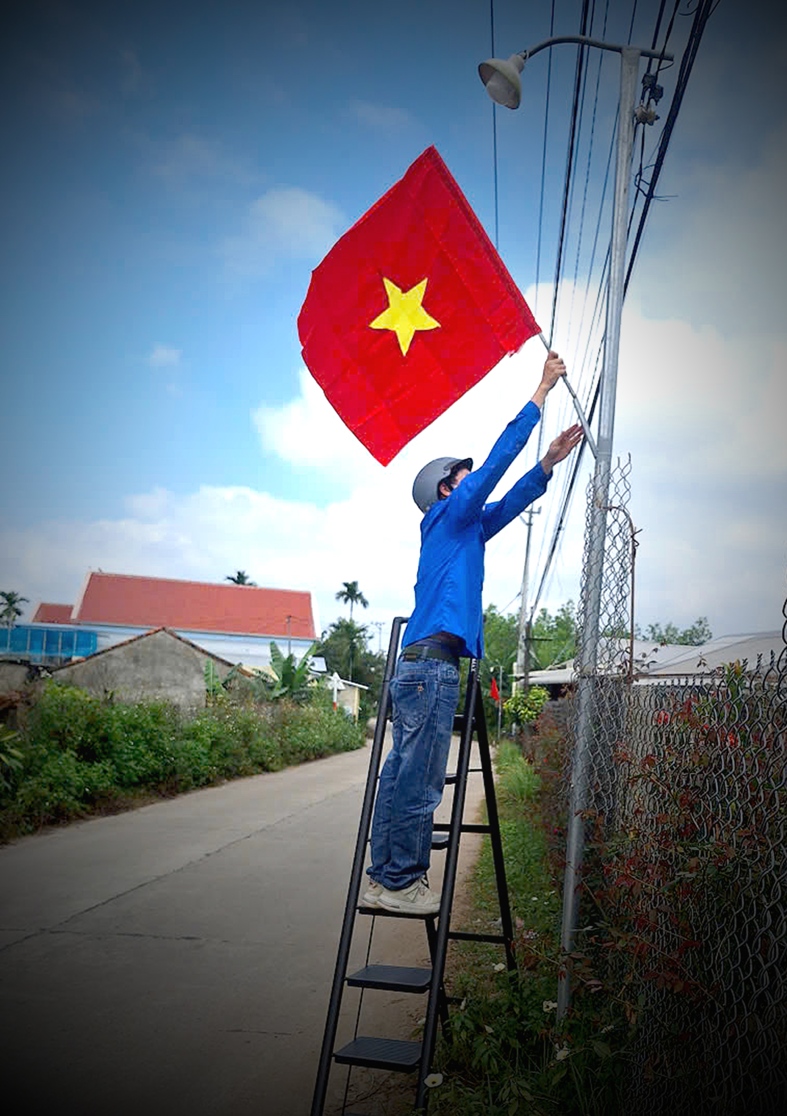 Cuộc thi ảnh "Thiêng liêng cờ Tổ quốc": Những con đường đặc biệt - Ảnh 3. Cuộc thi ảnh "Thiêng liêng cờ Tổ quốc": Những con đường đặc biệt - Ảnh 3.