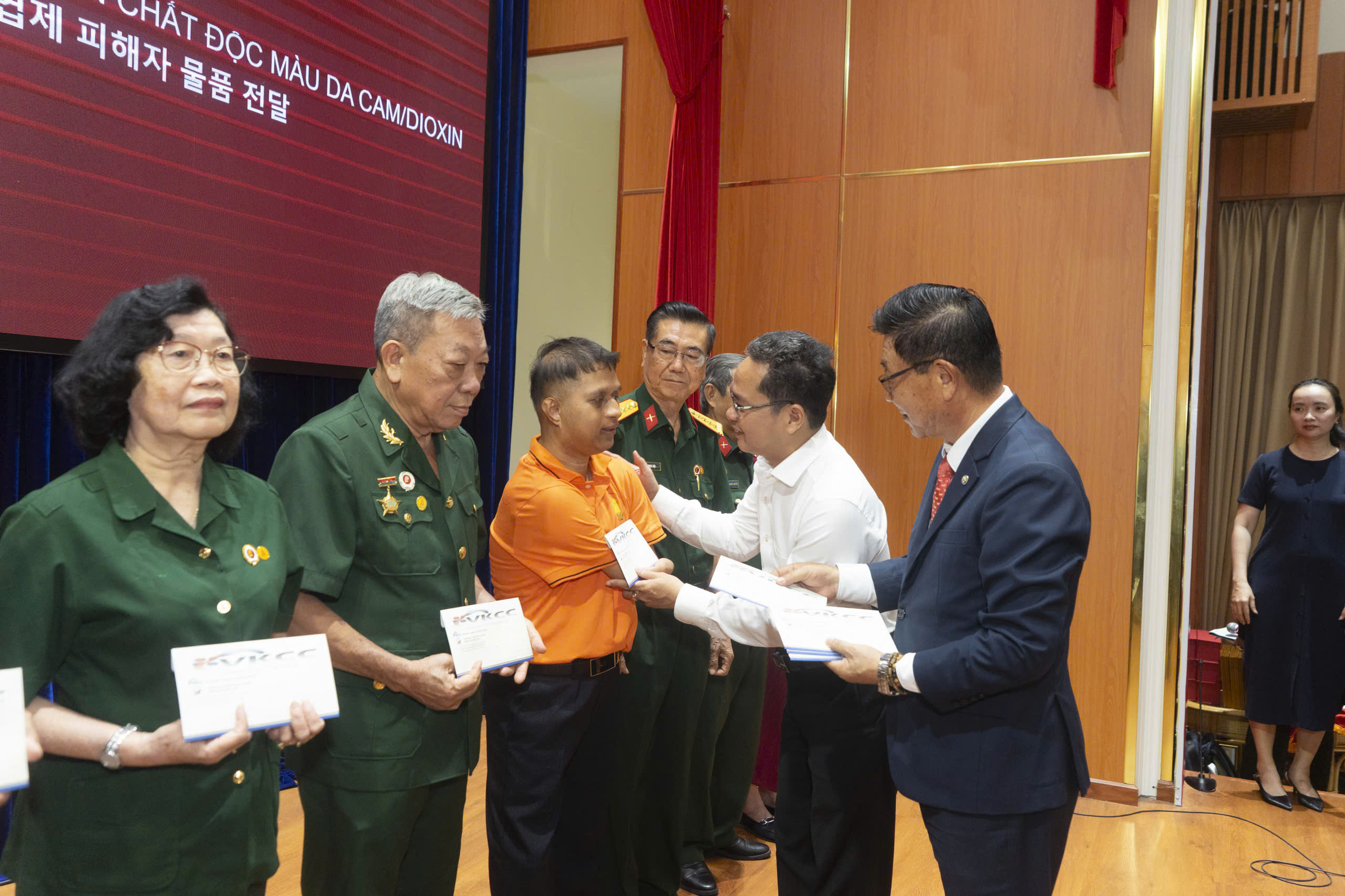 Áo dài Xuân tạo dấu ấn tại Hội nghị công tác vận động hỗ trợ nạn nhân chất độc da cam năm 2025 - Ảnh 3.